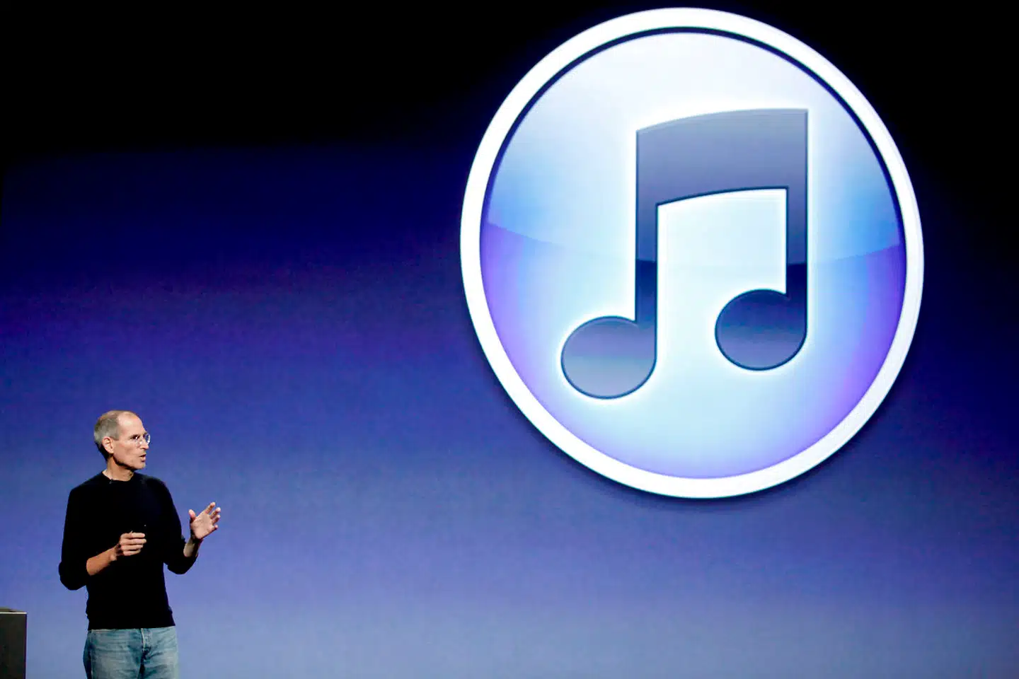 iTunes var revolutionerende, da den først blev lanceret, men har nu udtjent sin værnepligt som musiktjeneste. Derfor vil programmet blive splittet op i tre forskellige apps inden for musik, video og podcast. Her ses den nu afdøde stifter af Apple, Steve Jobs, ved en offentliggørelse af en iTunes-opdatering i 2010.