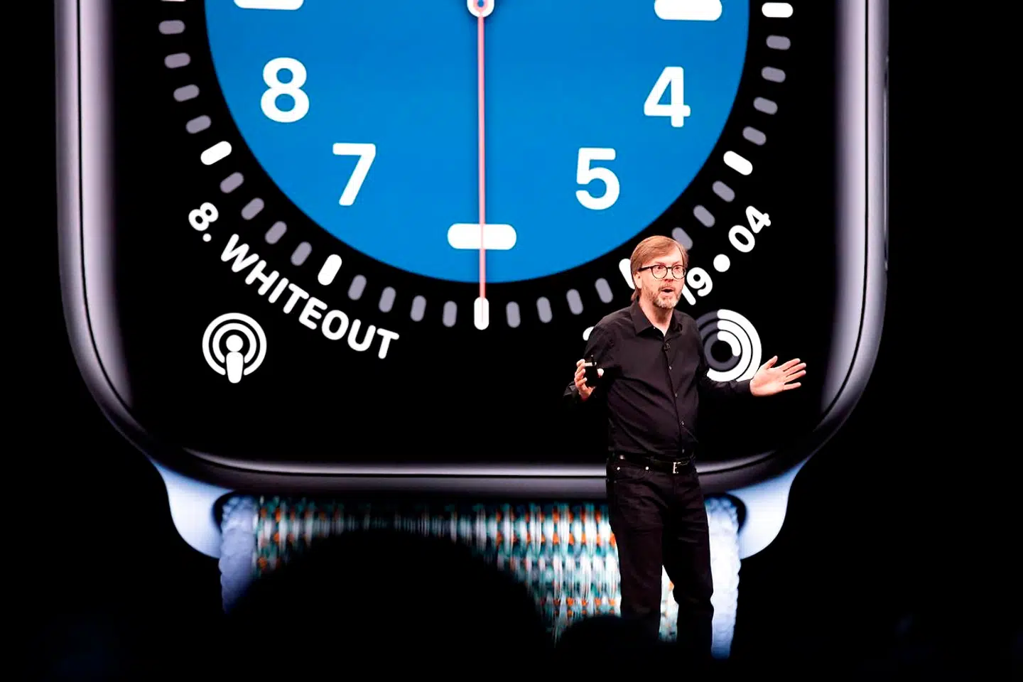Apples vicepræsident for teknologi Kevin Lynch er på scenen, da de nye WatchOS træningsure bliver præsenterede.