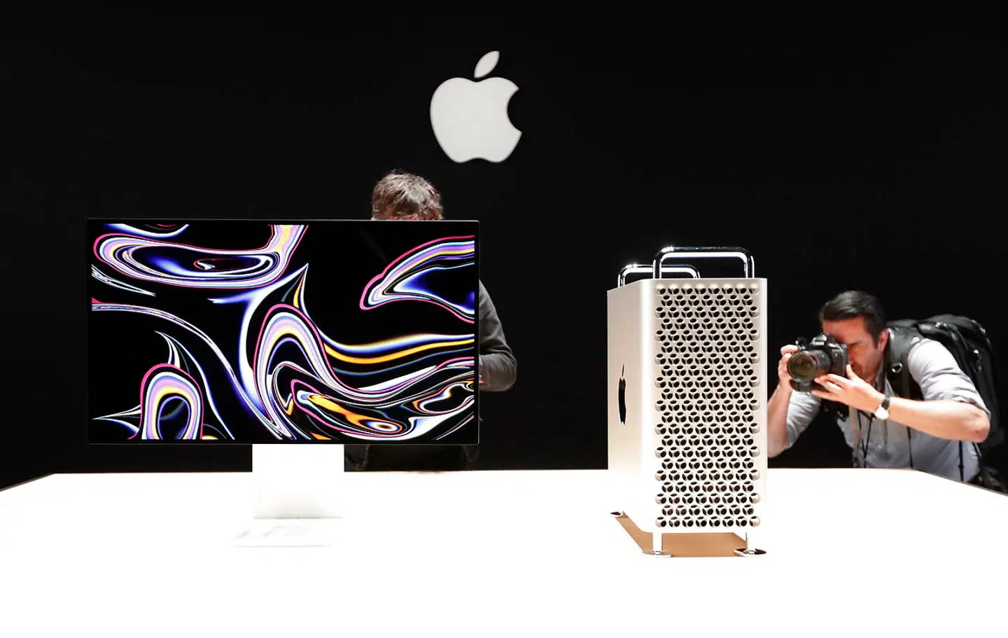 Den nye Mac Pro computer vil ifølge Apple flytte grænserne for, hvad en Mac-computer kan. Med betydelige opgraderinger inden for ydeevne samt udvidelses- og konfigurationsmuligheder bliver den nye Mac Pro allerede betegnet som den mest kraftfulde Mac Pro nogensinde.