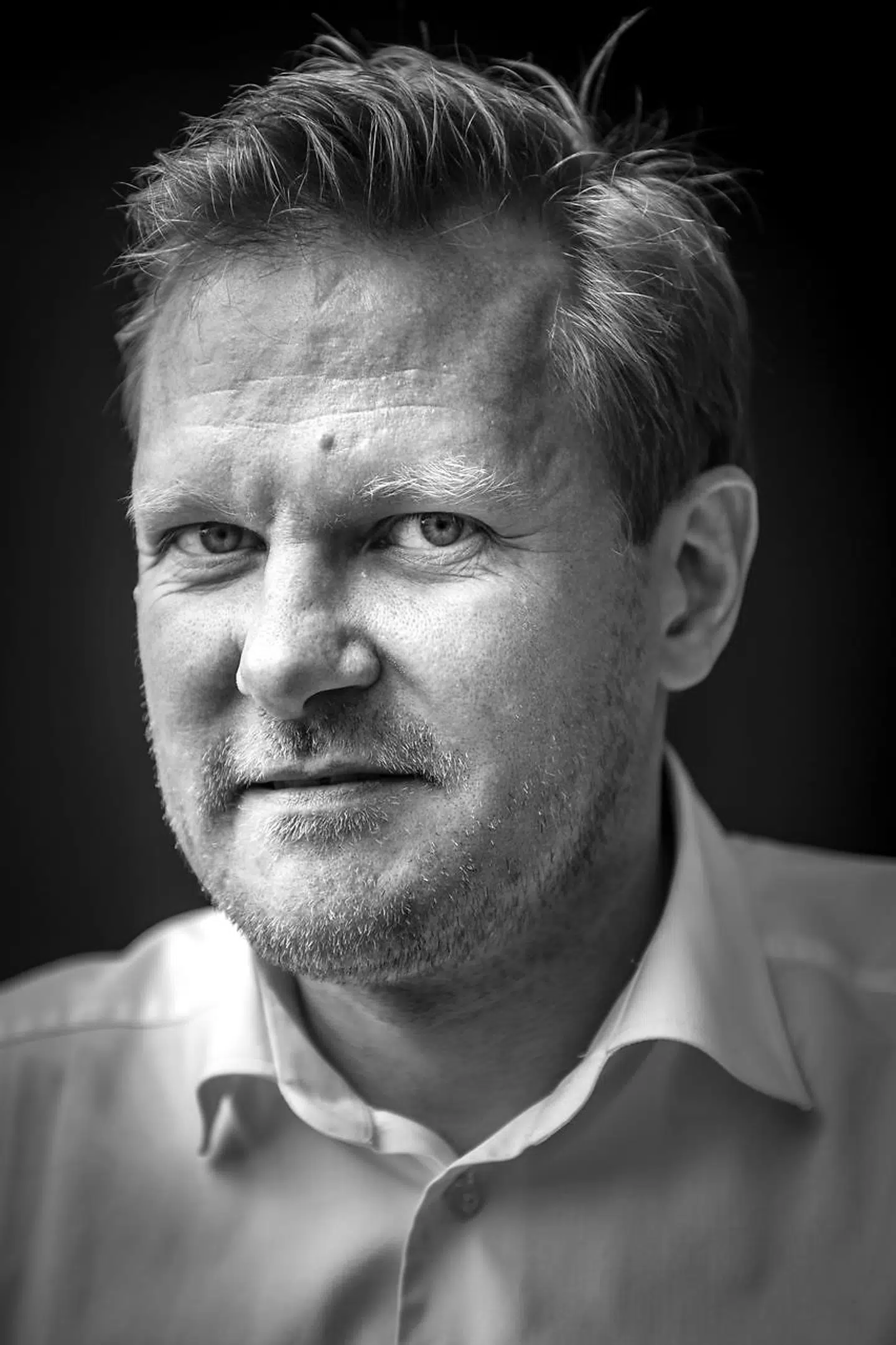 Kasper Holten er født i 1973. Han har iscenesat mere end 80 operaer, musicals og skuespil over hele verden, ligesom han i 2010 instruerede spillefilmen »Juan«. Han har arbejdet som operachef på Aarhus Sommeropera, Det Kongelige Teater og Royal Opera House Covent Garden i London. Siden september 2018 har han været direktør for Det Kongelige Teater.