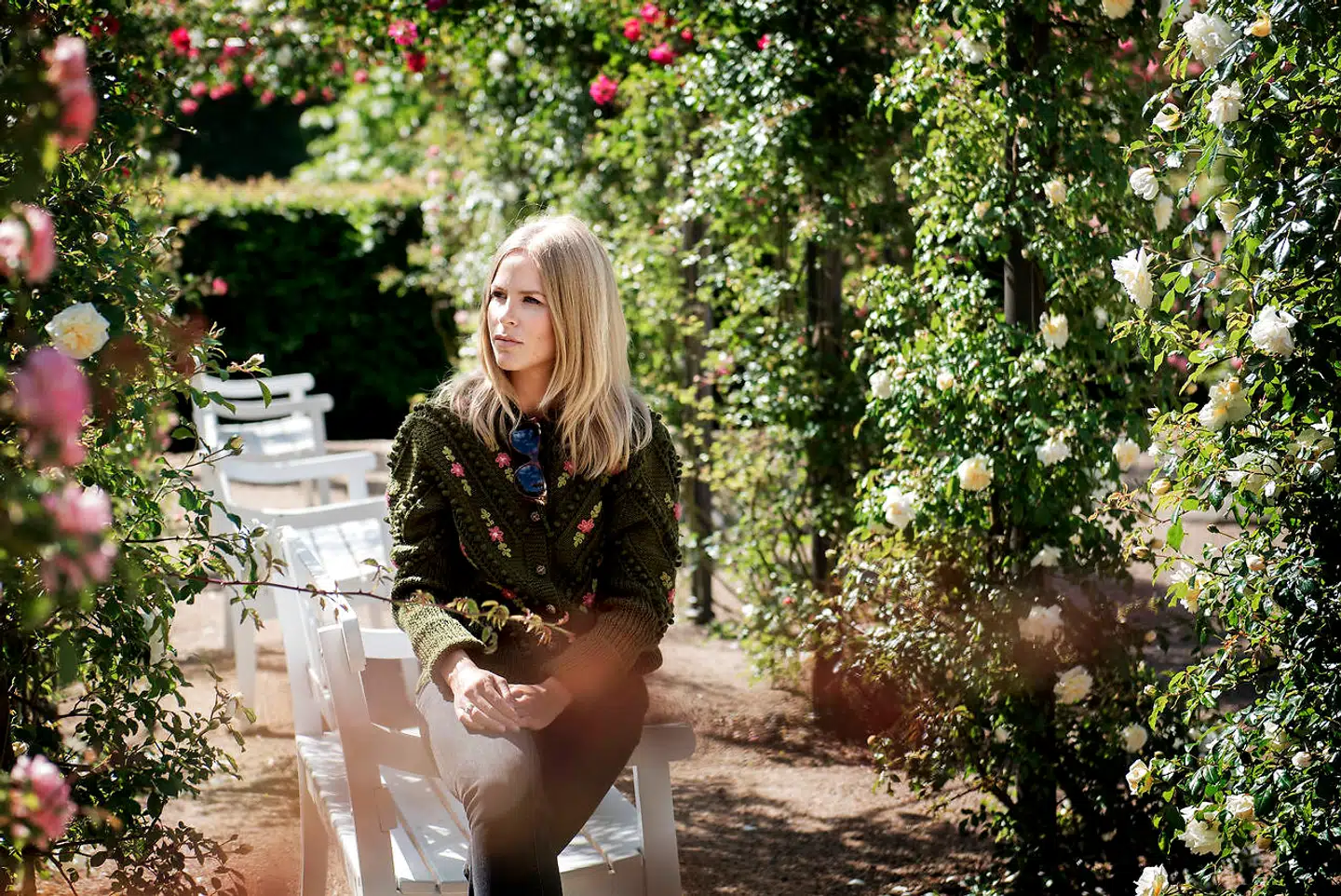 »Jeg ved ikke rigtig, hvem der blev klogere af denne debat. De røde vælgere fik et identitetsopbyggende, kalorietomt show med masser af applaus. De blå vælgere kunne se deres siddende politikere kvie sig under gruppepres, og hverken substansen i udlændinge- eller den økonomiske debat fik nogen opmærksomhed,« skriver Eva Selsing i sin anmeldelse af »Demokratiets Aften« på DR.