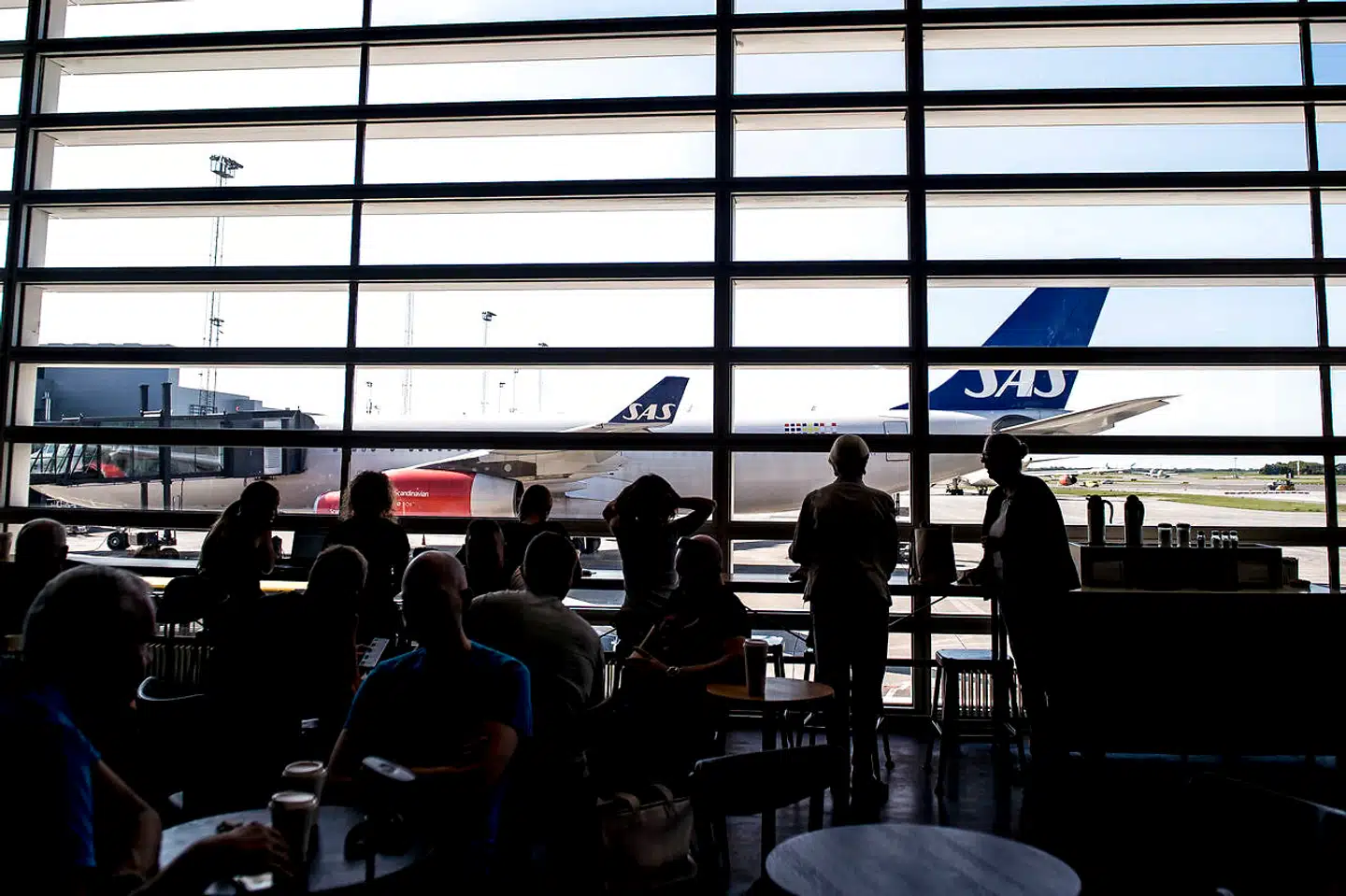 Forskning og teknologiudvikling skal sikre en grønnere fremtid i luftfartsbranchen, lyder det fra Københavns Lufthavns direktør. Politikere kræver i stedet flyafgifter.