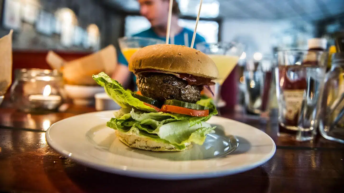Fremstillingen af noget så simpelt som en burger kan sige rigtigt meget om, hvordan man bedst organiserer sig og dermed sikrer en høj produktivitet og kundetilfredshed.