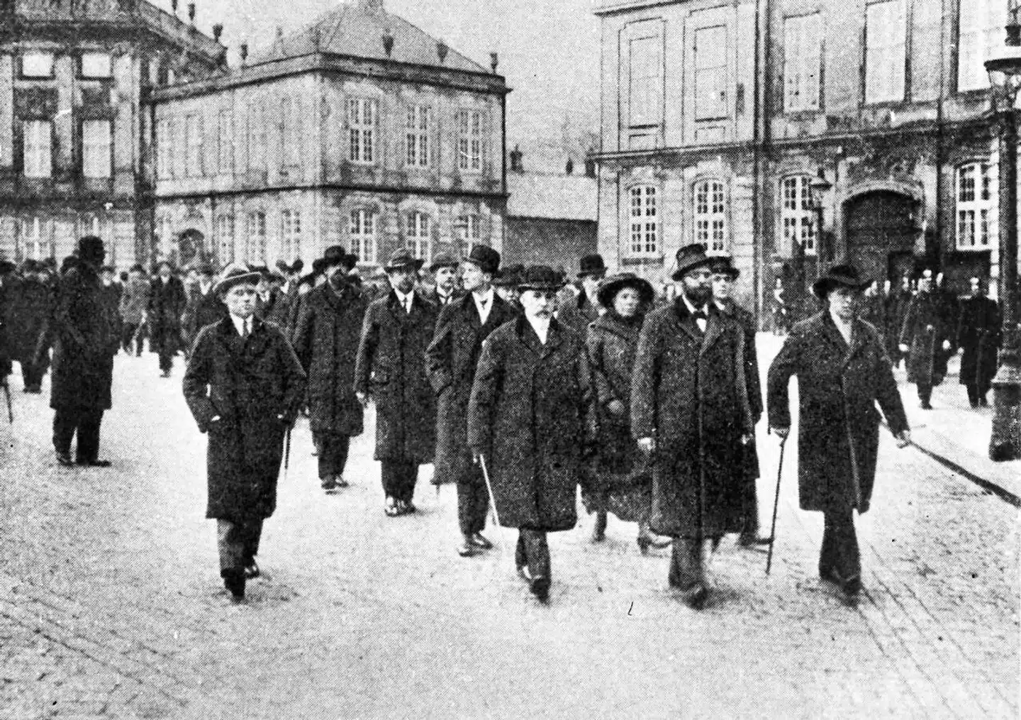 Påskekrisen udløste adskillige demonstrationer. Her er socialdemokraten Thorvald Stauning i spidsen for Københavns Borgerrepræsentation på Amalienborg Slotsplads.
