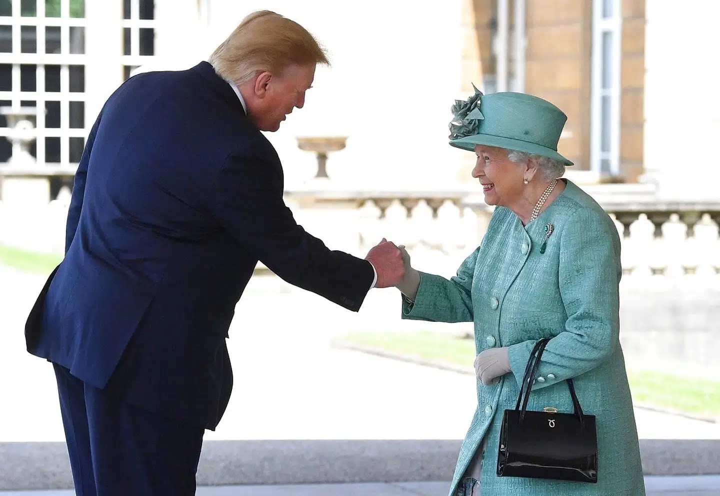 Det ligner et fist bump – men bare rolig. Ingen skandale. Det er kun et kikset håndtryk.
