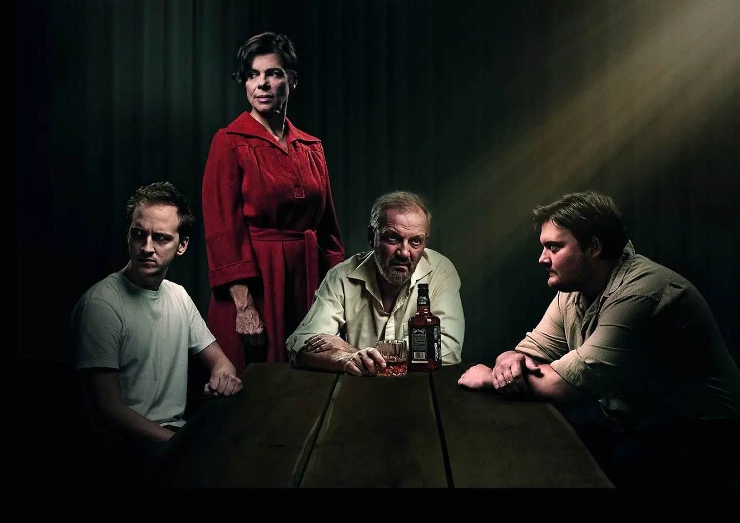 Mørke tider: Anton Hjejle, Ellen Hillingsø, Preben Kristensen og Nicolai Jørgensen i familiedramaet »Natten af dagens mor« af Lars Norén på Folketeatret.