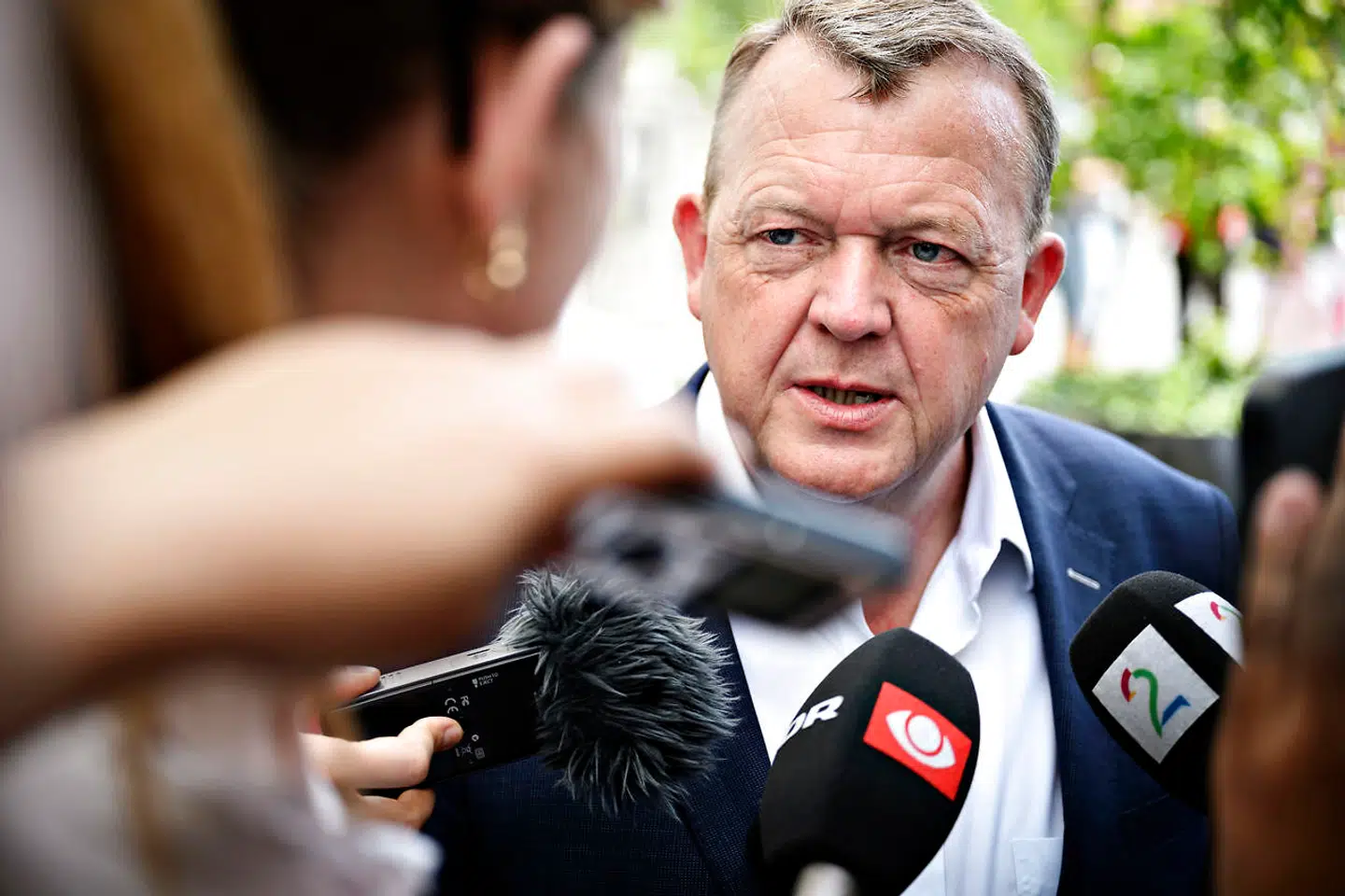 Mandag formiddag udspillede en dramatisk episode sig ved Nationalmuseet. Lars Løkke Rasmussen (V) havde netop deltaget i et arrangement med Børsens chefredaktør, Bjarne Corydon. Da statsministeren efterfølgende stod på pladsen ude foran museet, blev han nær ramt af en nedfalden tagsten midt under et interview.