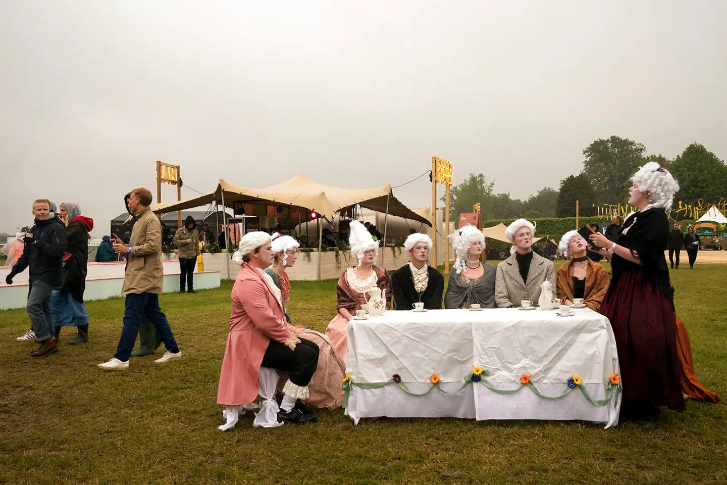 »Det virker meget anderledes. Her er altså meget, meget pænt. Det, der springer i øjnene, er, at der er ikke nogen, der ser ud, som om de lige er væltet ud af teltet med tømmermænd,« siger en af Heartland Festivals gæster.