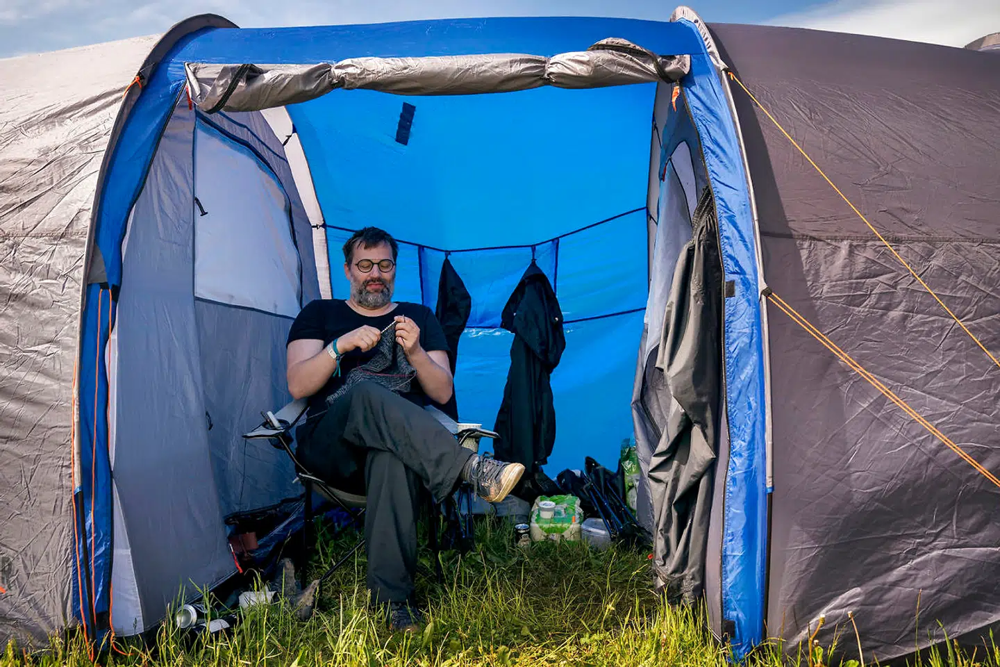 På Heartland Festival er der en del voksne gæster. Her er en mandlig gæst i gang med at strikke.