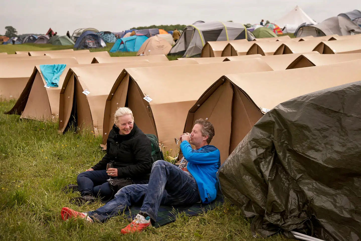 På campingpladsen kan man sove i alt fra luksustelte til telte lavet i pap.