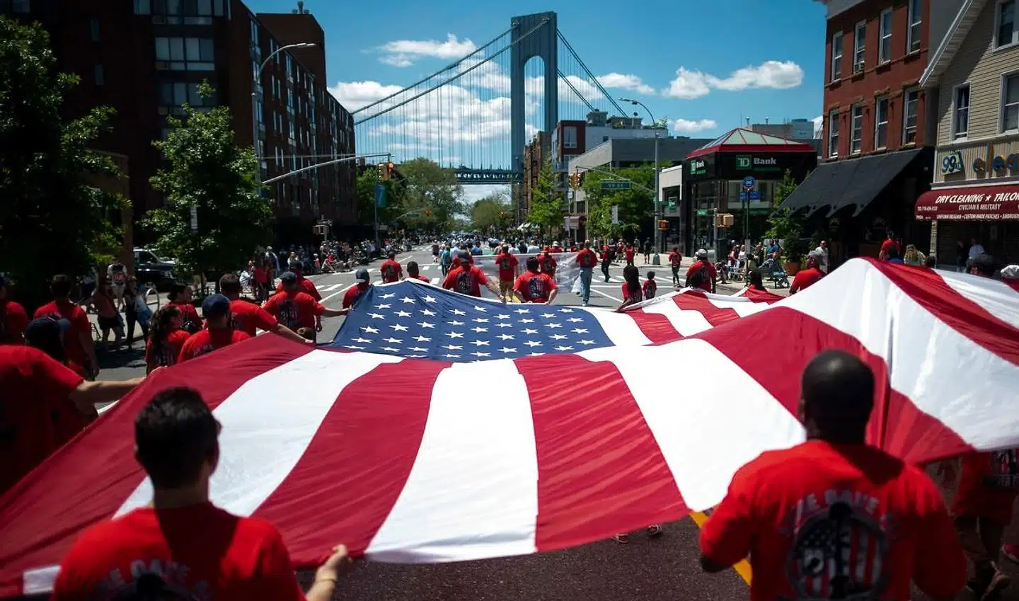 Personer, der vil arbejde eller studere i USA i længere perioder, skal fremover afgive oplysninger om brugernavne på de sociale medier for at få visum. Her ses en fejring af Veterans' Day i New York City.