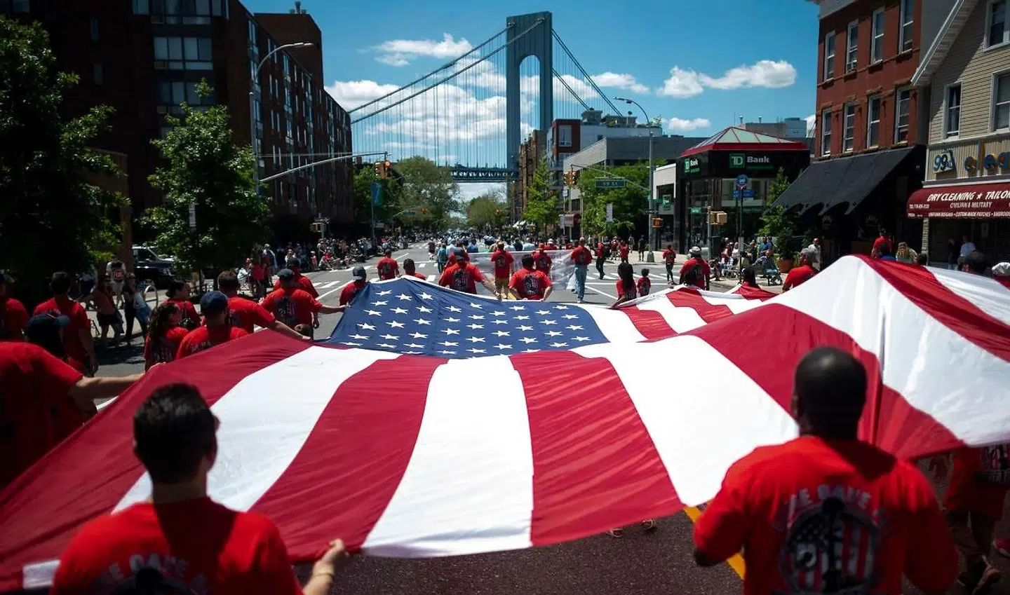 Personer, der vil arbejde eller studere i USA i længere perioder, skal fremover afgive oplysninger om brugernavne på de sociale medier for at få visum. Her ses en fejring af Veterans' Day i New York City.