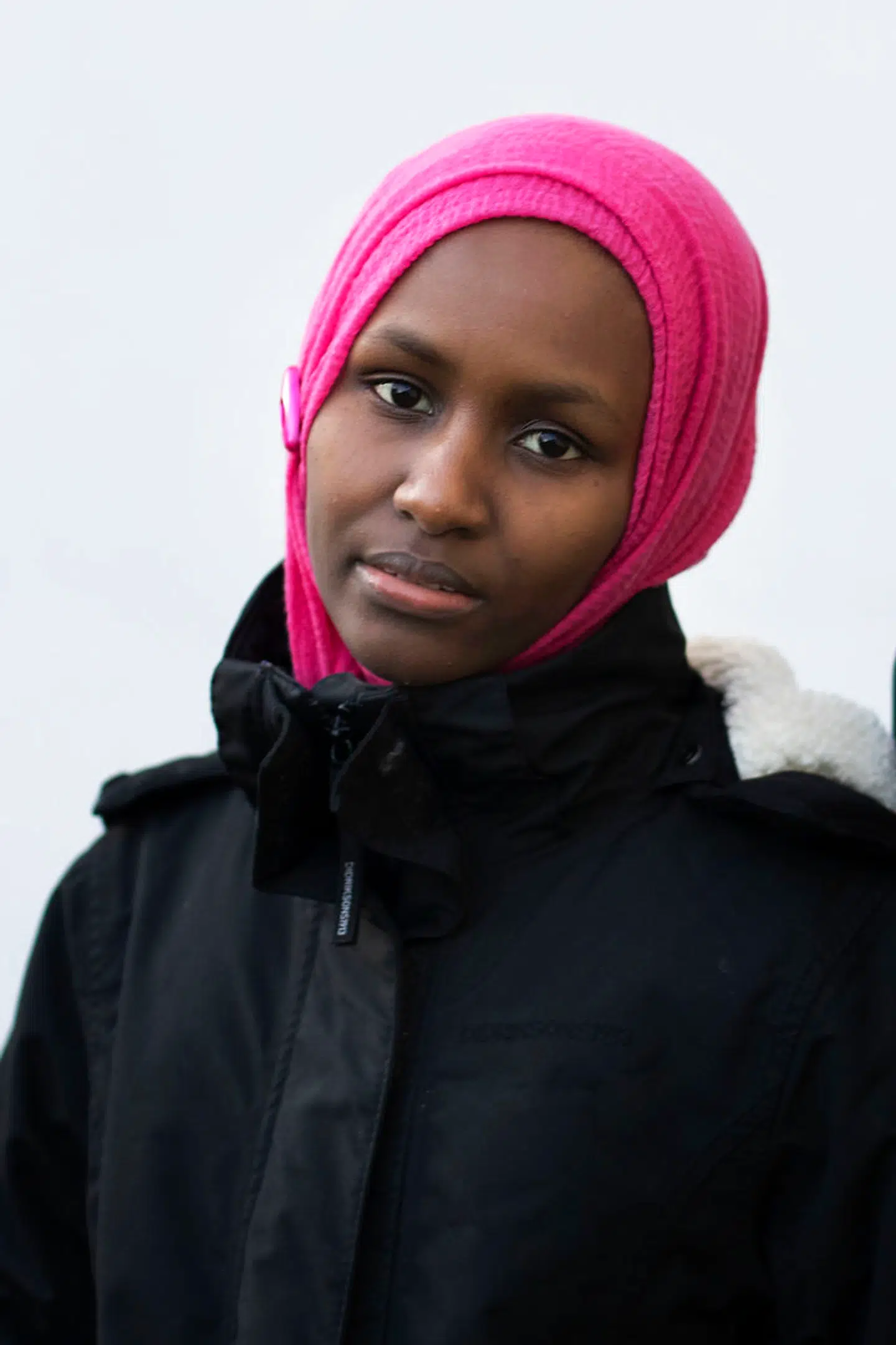 17-årige Ruwayda Abdisalan Hussein forstår ikke, hvorfor familien først blev taget godt imod i Danmark, men nu skal forlade landet. Hun understreger, at der ikke er fred i Somalia, og at det ikke er sikkert at sende familien hjem.