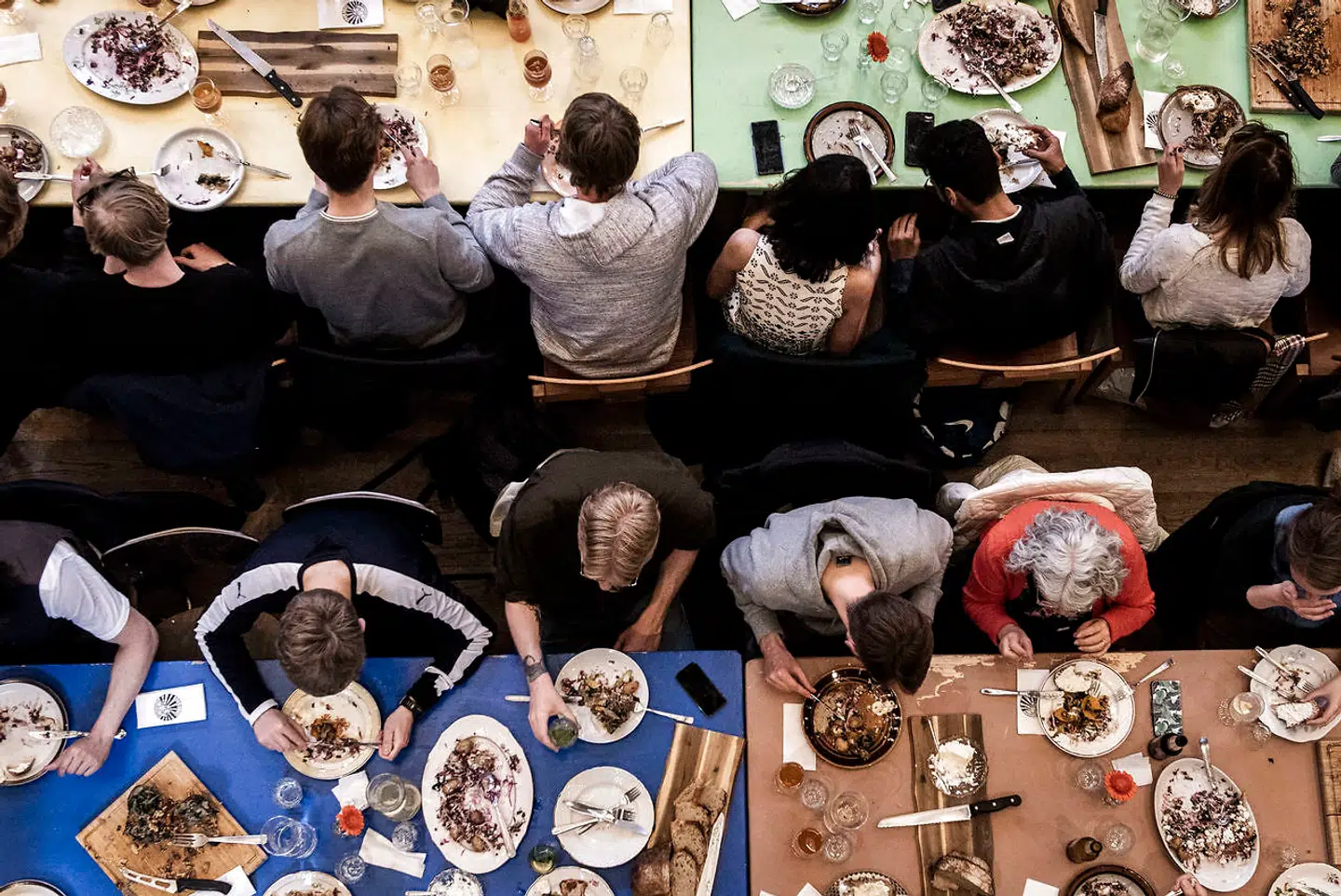 »Forleden spiste jeg middag på Folkehuset Absalon i København. Absalon er et aktivitetshus med fællesspisning hver aften. Der er stuvende fyldt, og ideen er, at man – udover at spise – forpligter sig til at tale med dem, man kommer til at sidde sammen med,« skriver Jane Sandberg.