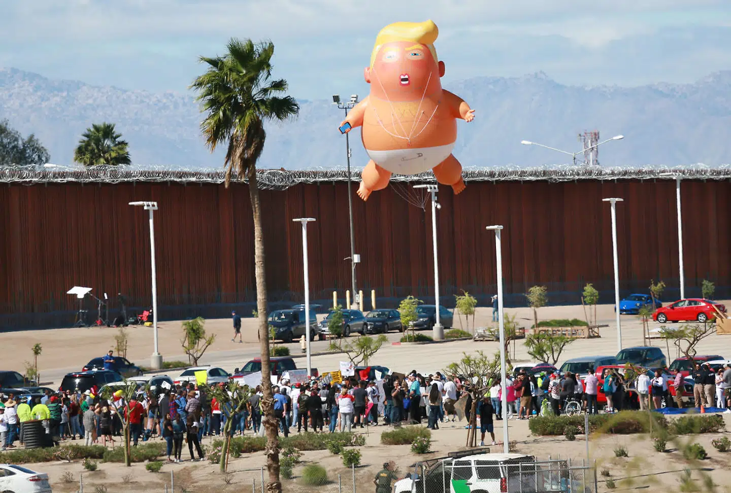 Mexicanske aktivister fløj en Trump-baby over grænsen mellem USA og Mexico i protest mod Donald Trumps immigrationspolitik, da præsidenten besøgte grænsebyen Calexico den 5. april 2019.