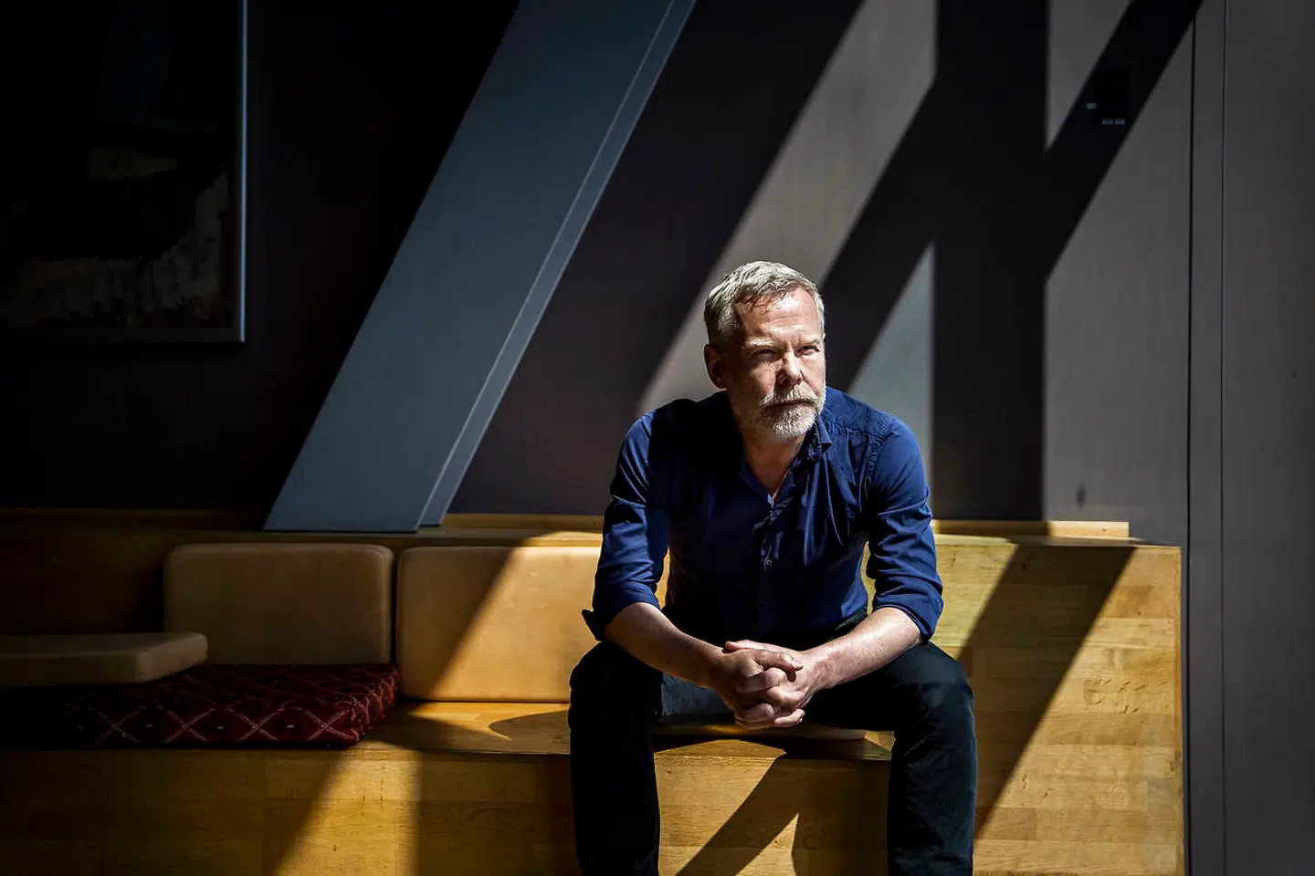 Morten Kirkskov, her fotograferet i Skuespilhusets smukke omgivelser bag scenen: »Noget af det teater, jeg selv har sat mest pris på, er blevet mindre værdsat af andre. Og omvendt er der ting, som bliver rost til skyerne, som jeg selv har det mere mellemfornøjet med.«