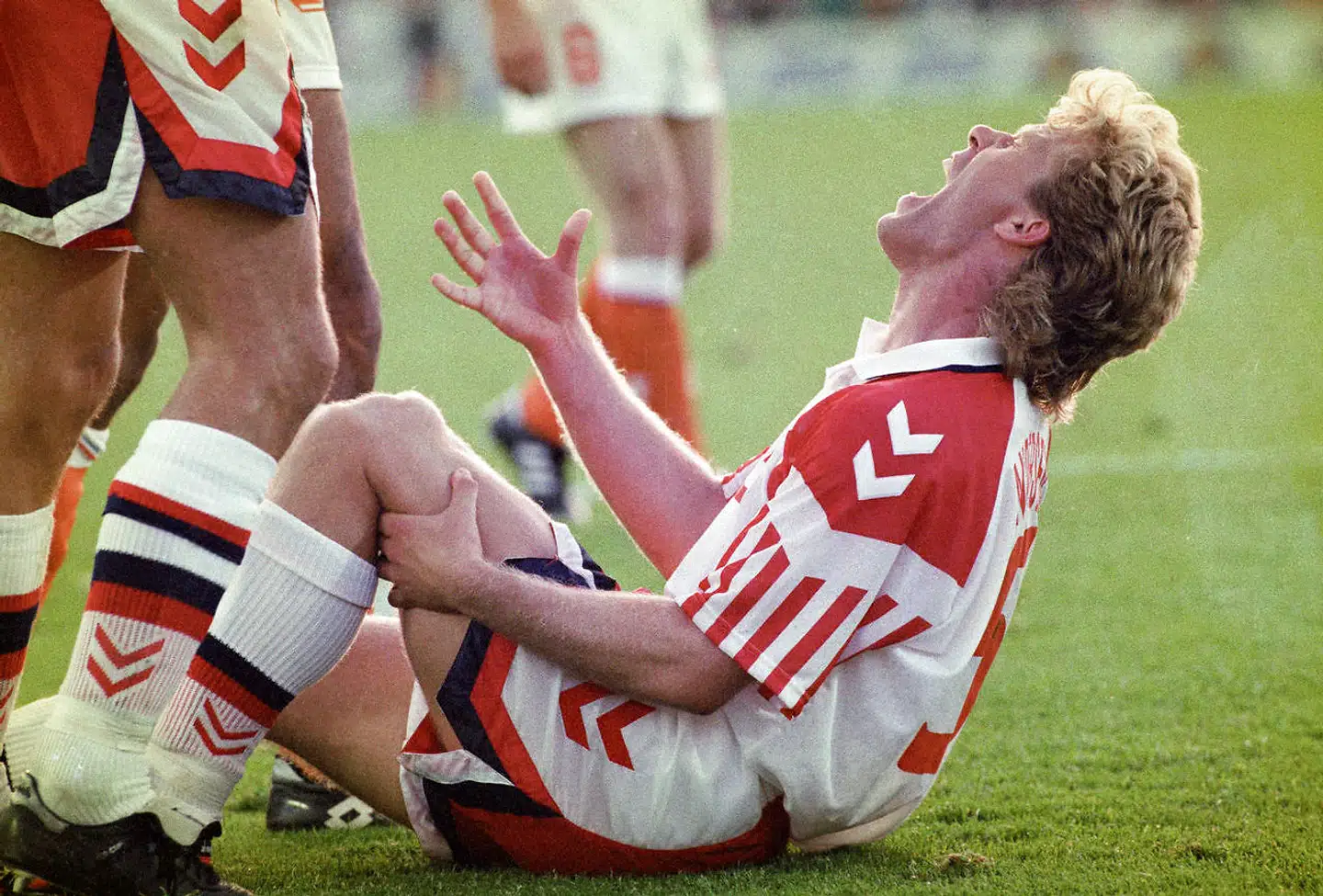 Henrik Andersen skriger efter at have set sit omfanget af sin knæskade ved semifinale-kampen mellem Danmark og Holland ved fodbold-EM i 1992. Knæskaden er starten på et langt forløb med skade på skade, indtil han endegyldigt bliver tvunget til at stoppe sin fodboldkarriere seks år senere.