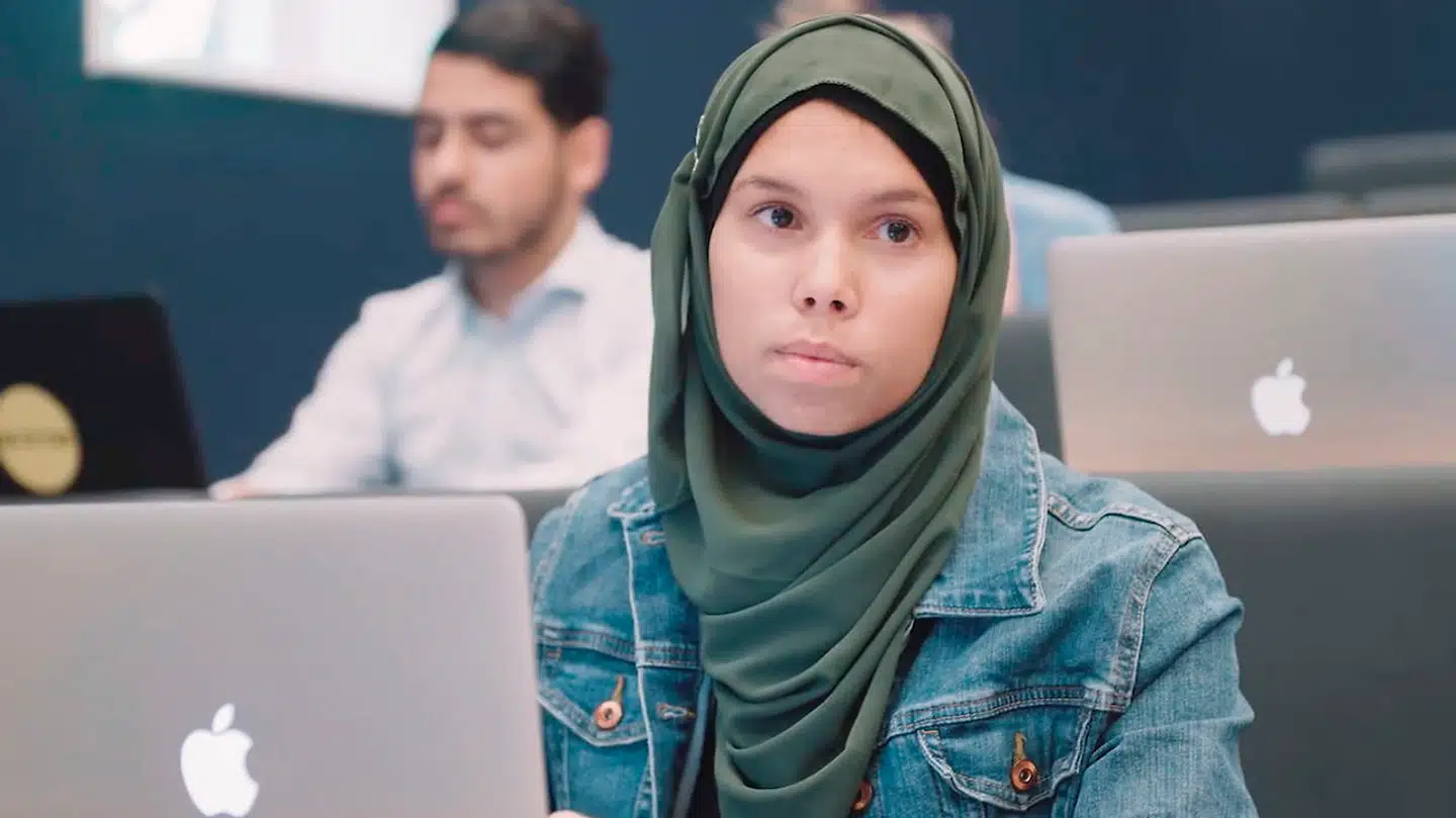 Klara-Maria Rønnebro optræder i en ny valgvideo fra Venstres Ungdom og siger selv: »Man skal selvfølgelig tage højde for, at det er en reklame. Jeg er jo en skuespiller. Alt er jo manipuleret.«