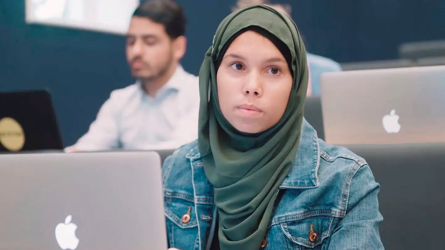 Klara-Maria Rønnebro optræder i en ny valgvideo fra Venstres Ungdom og siger selv: »Man skal selvfølgelig tage højde for, at det er en reklame. Jeg er jo en skuespiller. Alt er jo manipuleret.«