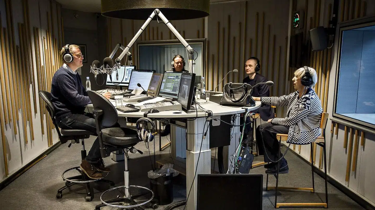 »Vi har svært ved at se behovet for to eller tre ‘taleradioer’ ved siden af hinanden,« siger Enhedslistens kultur- og medieordfører Søren Søndergaard om regeringens medieaftale som de ønsker genforhandlet. Arkivbillede af Radio24syv-vært Michael Jeppesen og forfatteren Lise Nørgaard på Radio24syv, der muoligvis fortsætter på den nye DAB-kanal(Foto: Torkil Adsersen/Ritzau Scanpix)