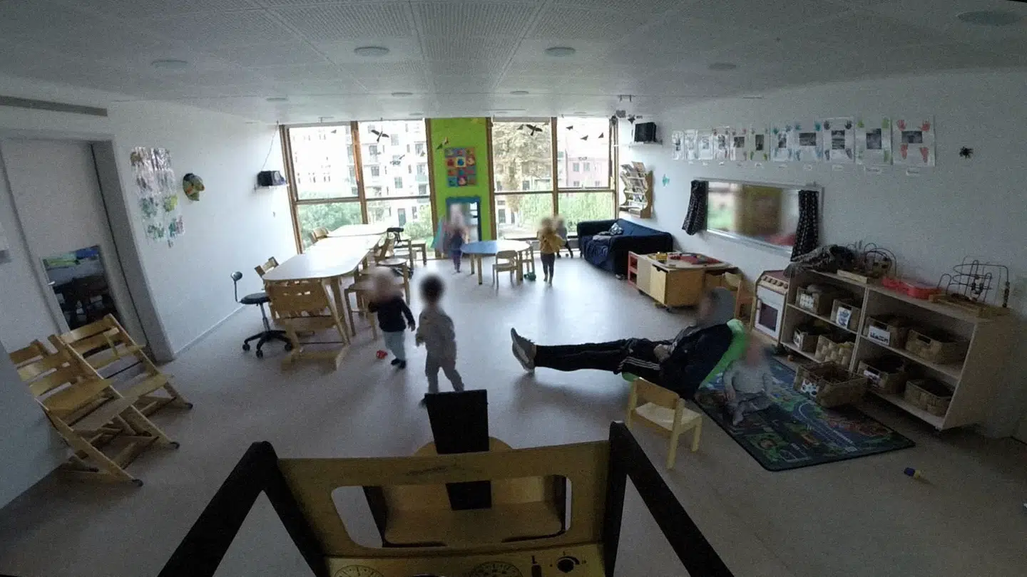 Foto fra TV 2-dokumentaren »Daginstitutioner bag facaden«. Manden på billedet er pædagogmedhjælper i den ene københavnske institution, hvis hverdag er blevet optaget med skjult kamera over en periode af Chili Djurhuus, der var hyret til at lave optagelserne til dokumentaren.