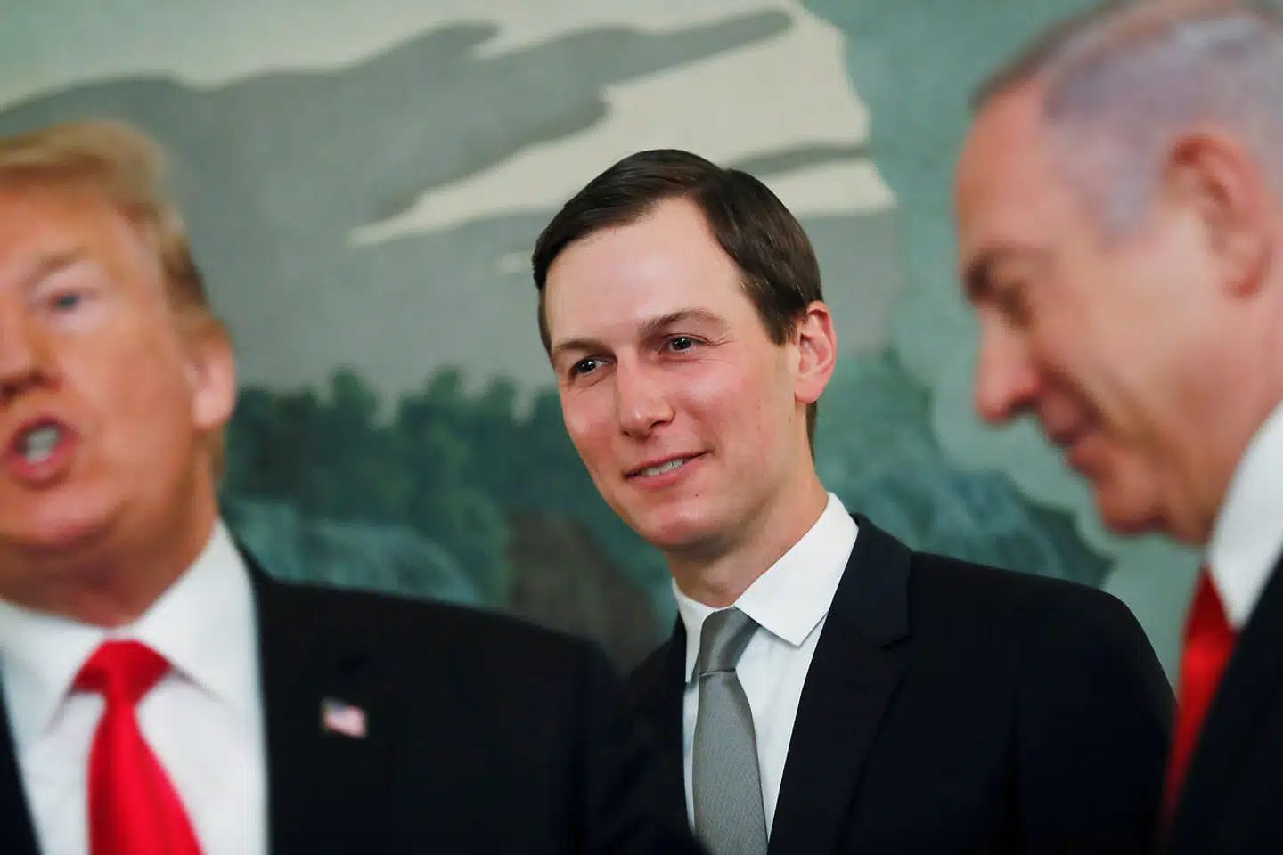 Jared Kushner står i baggrunden under et møde mellem svigerfar Trump og Israels premierminister, Benjamin Netanyah, tidligere i år.