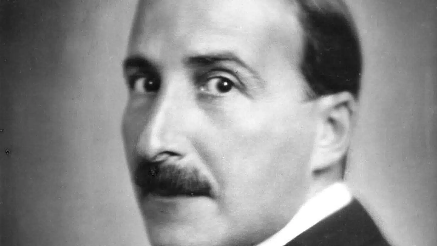 Som genial amatørhistoriker er Stefan Zweig hverken tidløs eller hævet over kritik, men som skribent er han uovertruffen i sin nærmest erotiske hengivenhed til sit stof.