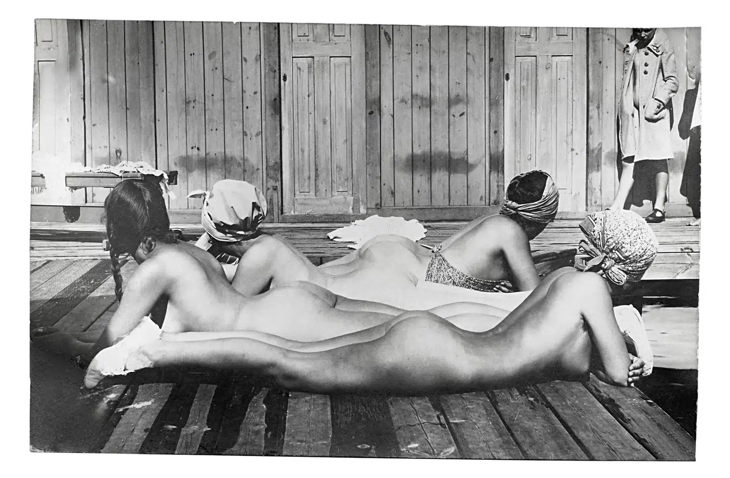 Kvinder i mere eller mindre hverdagsagtige situationer spiller en stor rolle i pornografiens historie. Foto: Mary Willumsen©2019, Andrew Daneman