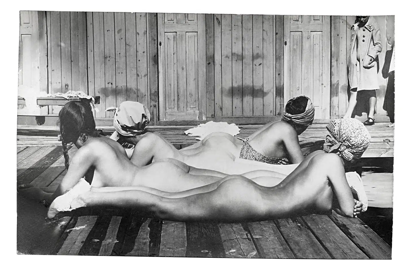 Kvinder i mere eller mindre hverdagsagtige situationer spiller en stor rolle i pornografiens historie. Foto: Mary Willumsen©2019, Andrew Daneman