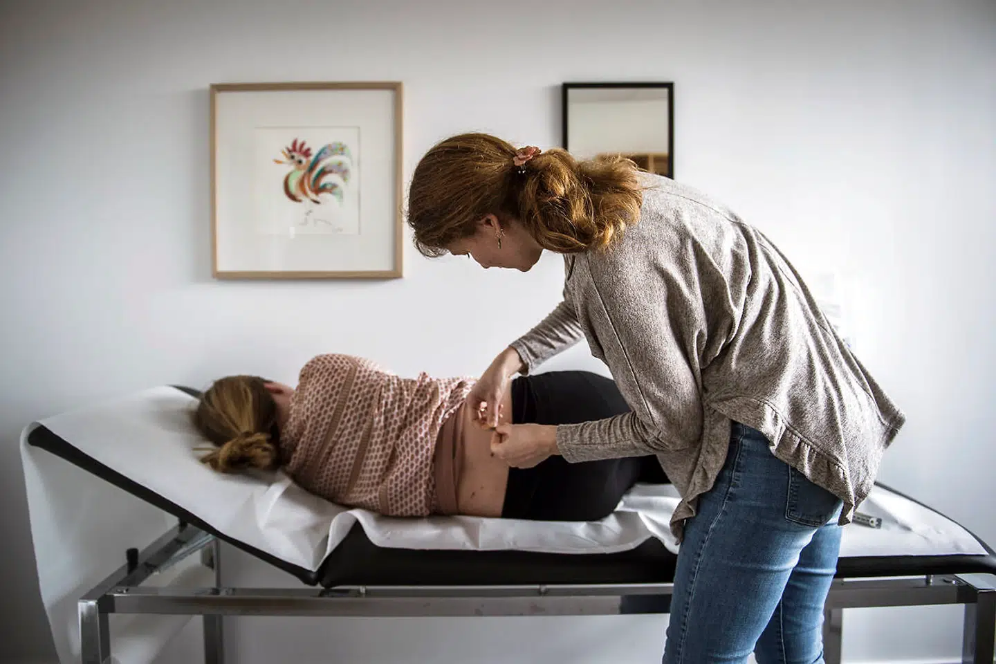 Presset på de praktiserende læger bliver større og større, men lige her er det tabu at se på på brugerbetaling som en indtægtskilde. Arkivfoto fra lægekonsultation på Frederiksberg.