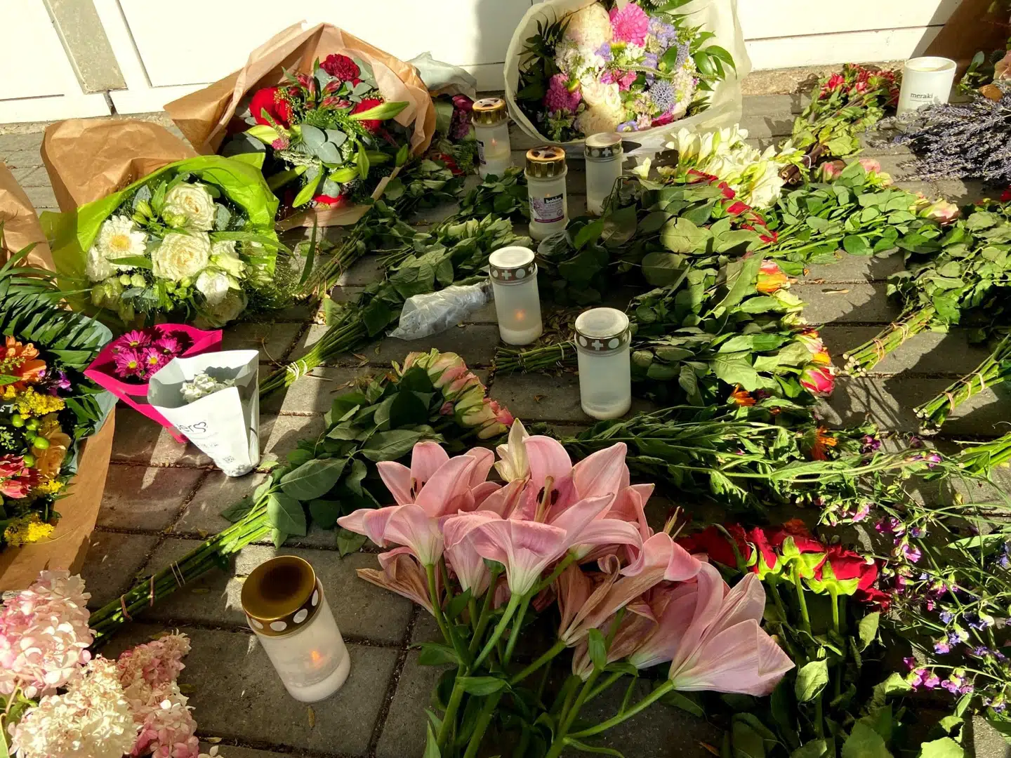 I forbindelse med mindehøjtideligheden, der er holdt tirsdag til ære for dræbt overlæge, er der blevet lagt blomster foran Psykiatrisk Center Glostrup. Redgion Hovedstaden Psykiatri/Free