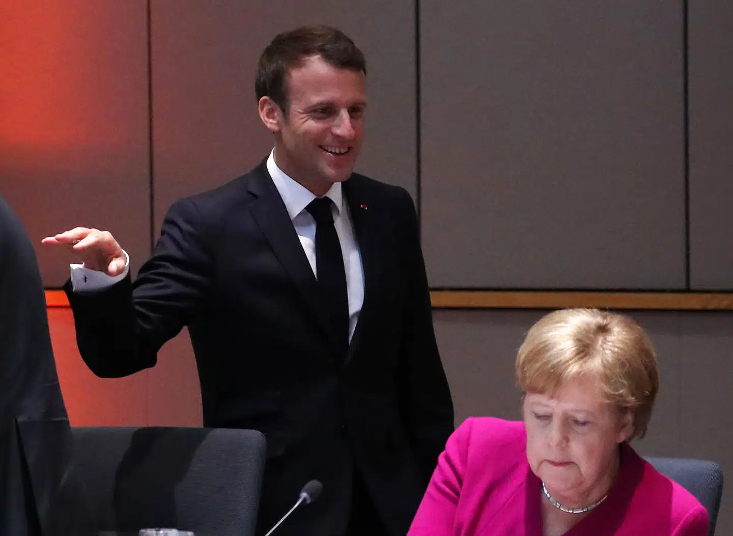 Mens Merkel i offentligheden forsvarer de europæiske konservatives spidskandidat, Manfred Weber, gør Macron alt, hvad han kan, for at tale tyskeren ned – uden dog at nævne ham direkte.