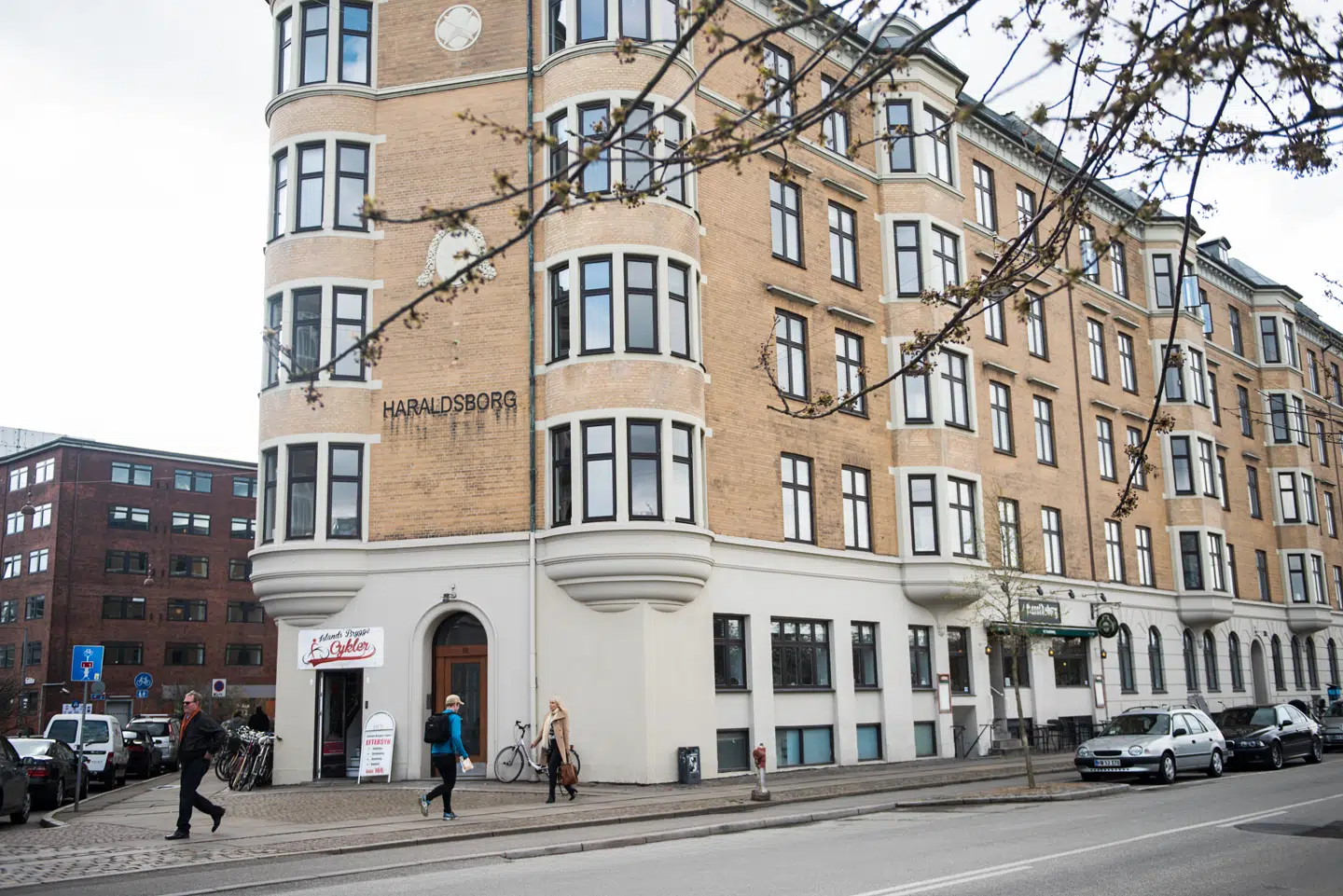 Haraldsborg på Islands Brygge var en af de ejendomme, som tre pensionsselskaber købte i 2016, på en måde så ingen af dem fik over halvdelen af ejerskabet. Denne de-talje betød, at sælgeren, Carlsbergfondet, ikke var for-pligtet til at tilbyde ejendommene til beboerne, har Østre Landsret nu bekræftet. Foto: Sara Gangsted, Ritzau Scanpix