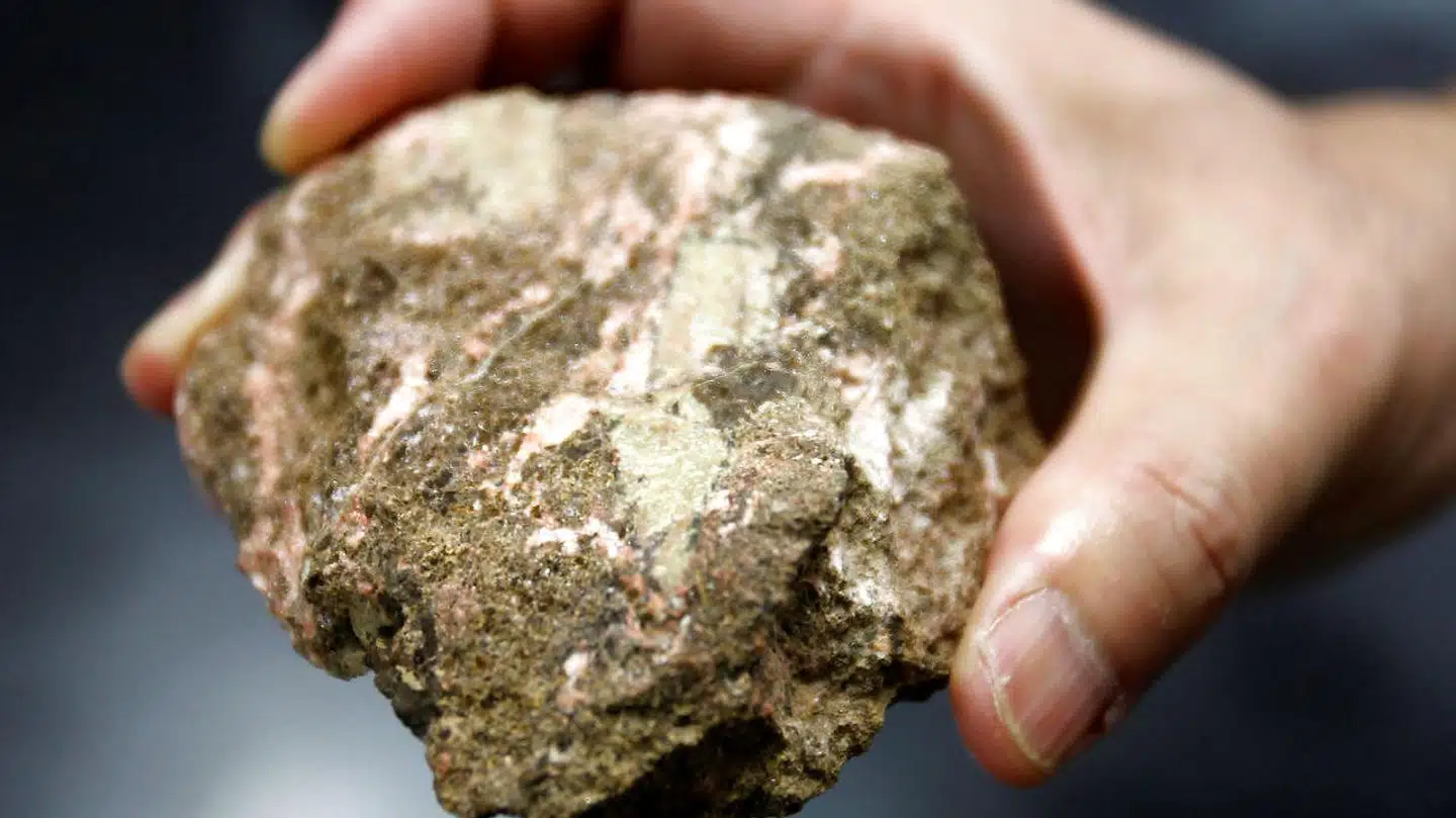 De sjældne jordarter – eller jordmetaller – er vigtige ingredienser i elektronik og militært udstyr, men er dyre at udvinde, og Kina sidder på størstedelen af dem. Her ses en bastnäsit-sten, som indeholder sjældne jordarter.
