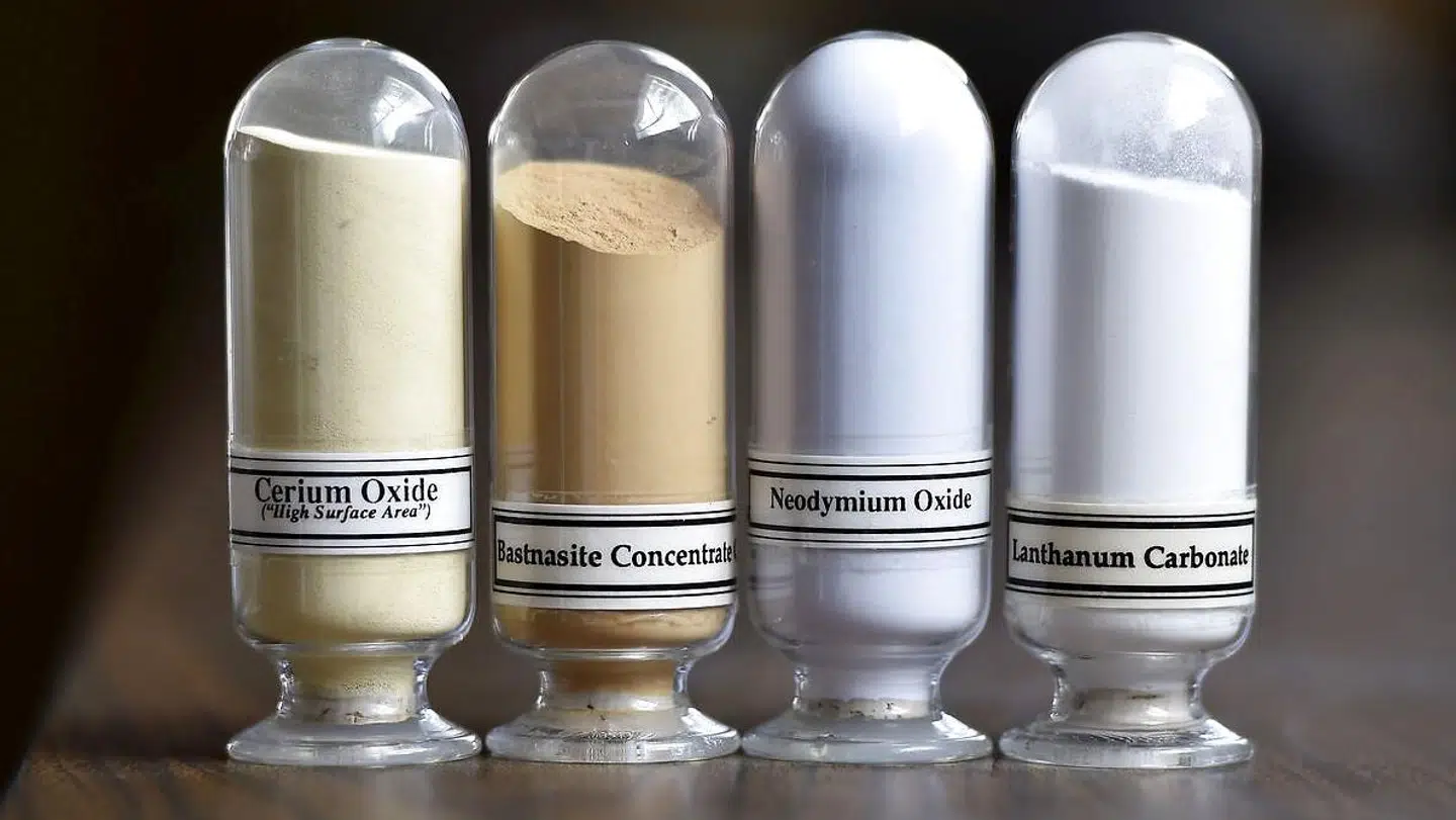 Fire sjældne jordarter – fra venstre ceriumoxid, bastnäsit, neodymoxid og lanthankarbonat.