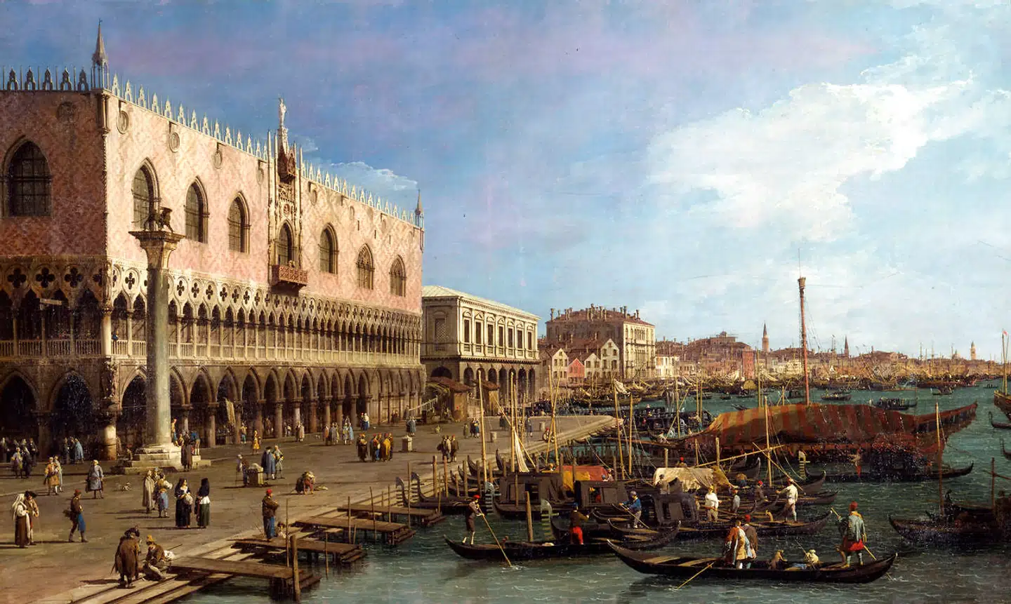 Udsnit af Palazzo Ducale, hvor Canaletto-udstillingen finder sted. Indgangen er i buegangen. Canaletto malede billedet omkring 1735. Cirka 60 år senere var Venedigs selvstændighed slut. Byen kom en tid under Østrigsk herredømme men blev senere en del af det forenede Italien.