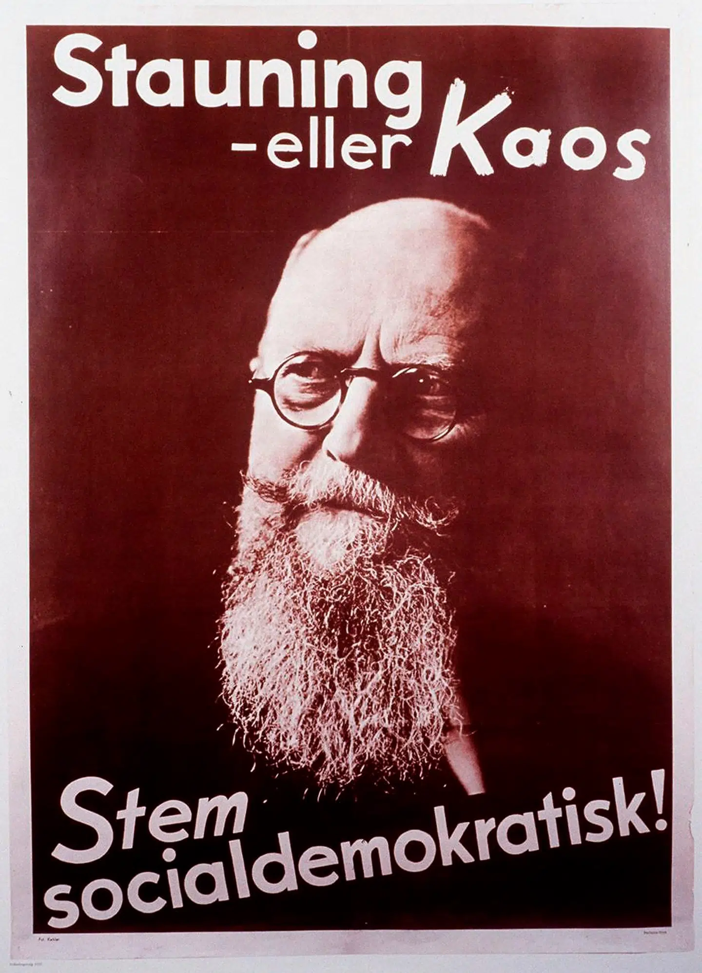 Plakat: Stauning eller kaos. Socialdemokratisk folketingsvalg 1935. Thorvald Stauning, Socialdemokratiet. ; An election poster for the general election featurring the Socialdemocrat leader Thorvald Stauning saying: Stauning or chaos .;