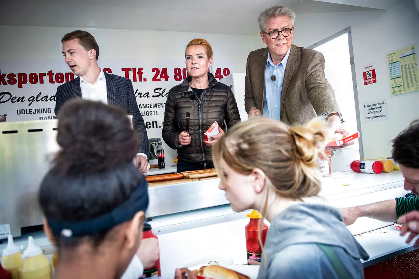 SFs politiske ordfører, Karsten Hønge, får nu hård kritik for at sige nej til den plads i Europa-Parlamentet, han sikrede sig ved søndagens valg. Her ses han til valgdebat og uddeling af pølser sammen med Morten Messerschmidt og Inger Støjberg på Brønshøj Torv torsdag.