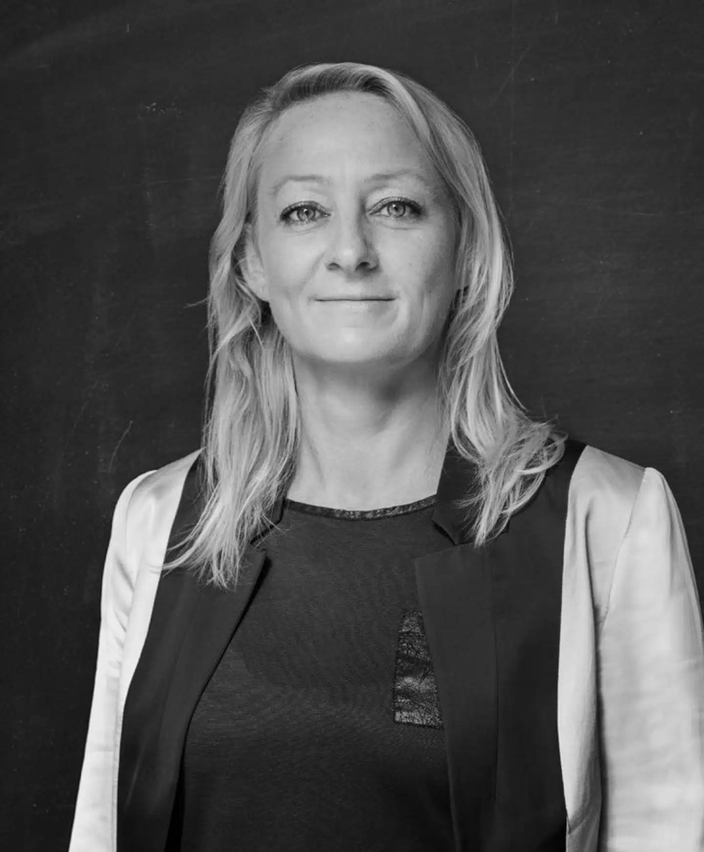Lisbet Pors Abildager er tolk i engelsk, tysk og dansk, og er ifølge hendes hjemmeside certificeret translatør og tolk med en master i konferencetolkning. Hun er formand for foreningen Tolkesamfundet, som er stiftet den 28. april i år.