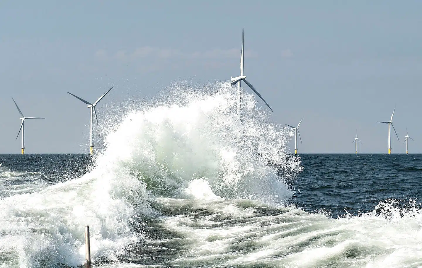 Pensionsselskaberne investerer på livet løs i havvind, her Ørsted havvindmøllepark Horns Rev 2 i Nordsøen, men elnettet i Danmark er indtil videre lukket land for pensionspenge.