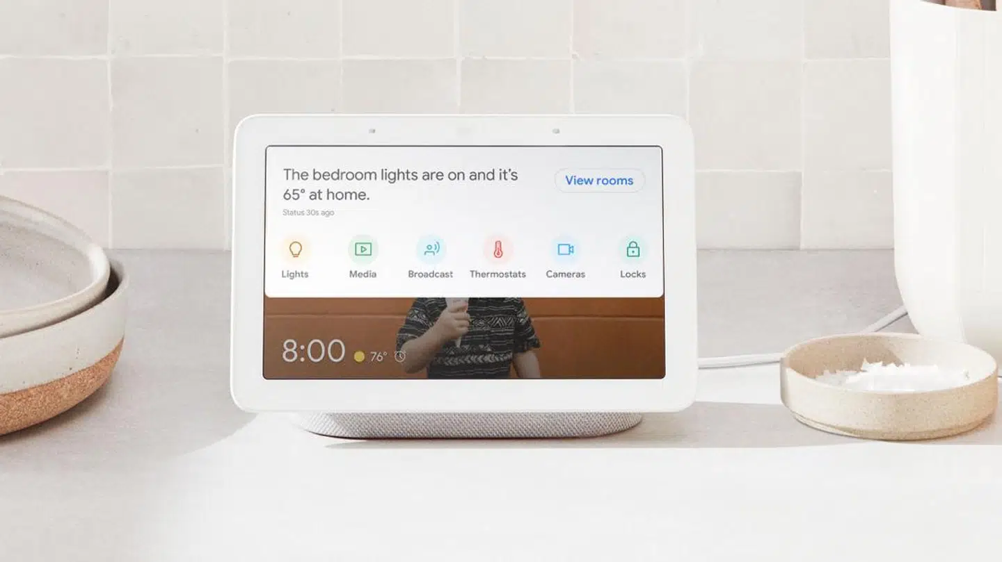 Google Nest Hub er en smart højttaler med syvtommerskærm på, så man kan betjene den ved at tale til den og samtidig bruge den til at styre alt øvrigt udstyr, der er koblet på det trådløse net derhjemme. Foto: Google