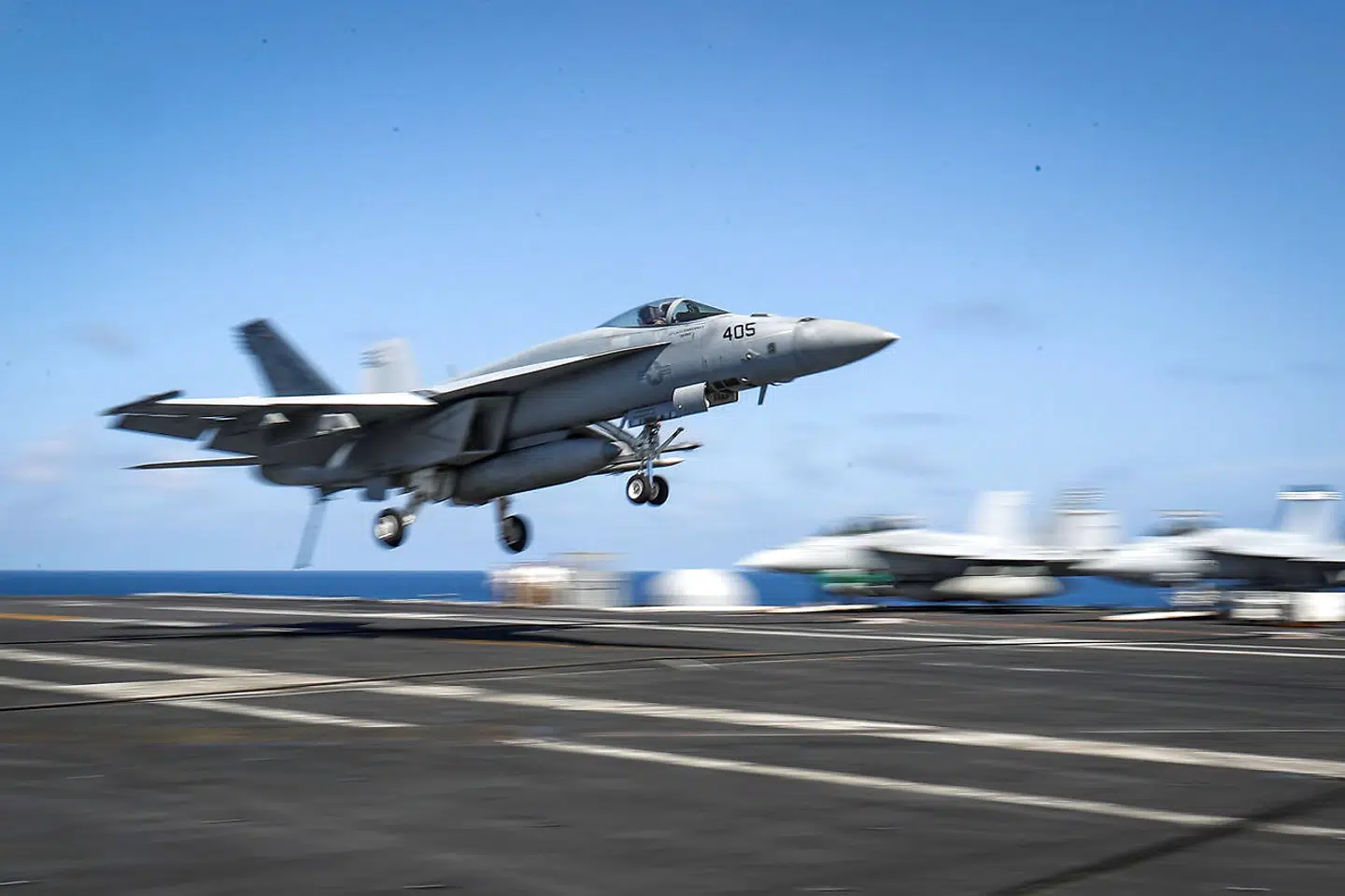 I slutningen af 2014 var en pilot om bord på et F18 Super Hornet-fly som dette nær ved at kollidere med et flyvende objekt. Det er den dag i dag tilsyneladende uvist, hvad det var, piloten var vidne til.