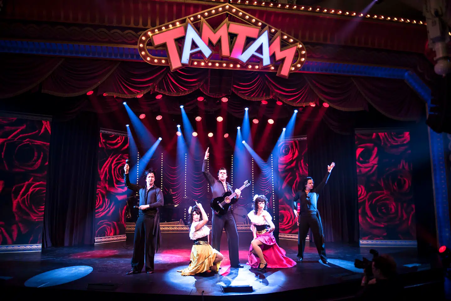 »Der findes god kunst, der i dag må klare sig næsten uden støtte, såsom revyer, der er vigtig dansk kultur,« siger Alex Ahrendtsen fra Dansk Folkeparti. Arkivbillede: Tivoli Revy Tam Tam fra 2016 i Glassalen i Tivoli. (Foto: Ida Guldbæk Arentsen/Scanpix)