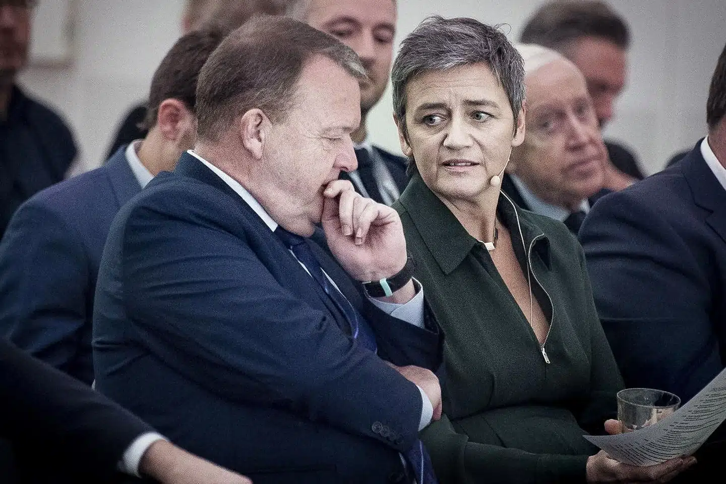 »Det virkelig interessant er selvfølgelig, at Margrethe Vestager har en kæmpe chance. Men det er klart, at sandsynligheden er nul, hvis ikke Lars Løkke indstiller netop hende, når stats- og regeringscheferne mødes i dag, når valgresultatet til Parlamentet er kendt,« skriver Stine Bosse.