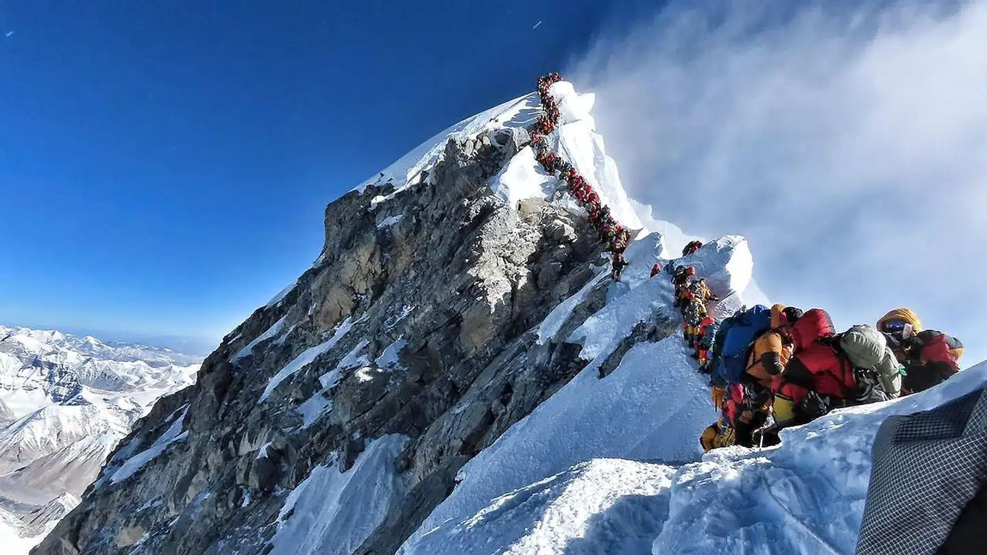 Sådan så der onsdag i sidste uge ud i den såkaldte dødszone i over 8.000 meters højde nær toppen af Mount Everest: Snesevis af udmattede bjergbestigere i lang kø for at kunne sætte fod på »verdens tag. Danske Rasmus Kragh nåede helskindet op og ned, endda uden brug af iltflasker.
