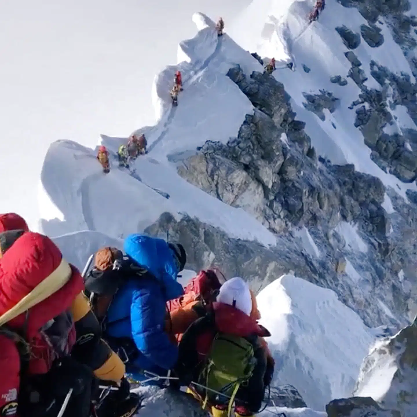 Optagelse fra torsdag i sidste uge af den vanskelige såkaldte »Hillary Step« nær toppen af Mount Everest.