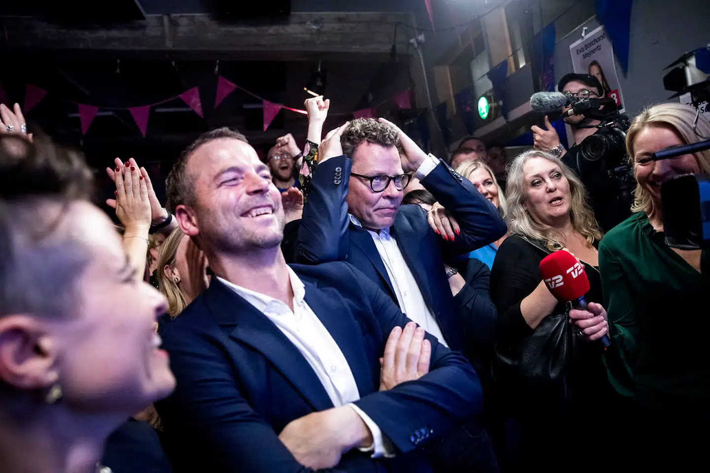 Morten Helveg Peteresen og Morten Østergaard ser valgrasultatet til valgfesten hos Radikale på Vesterbro i København under Europa-Parlamentsvalget 2019. (Foto: Nikolai Linares/Ritzau Scanpix)