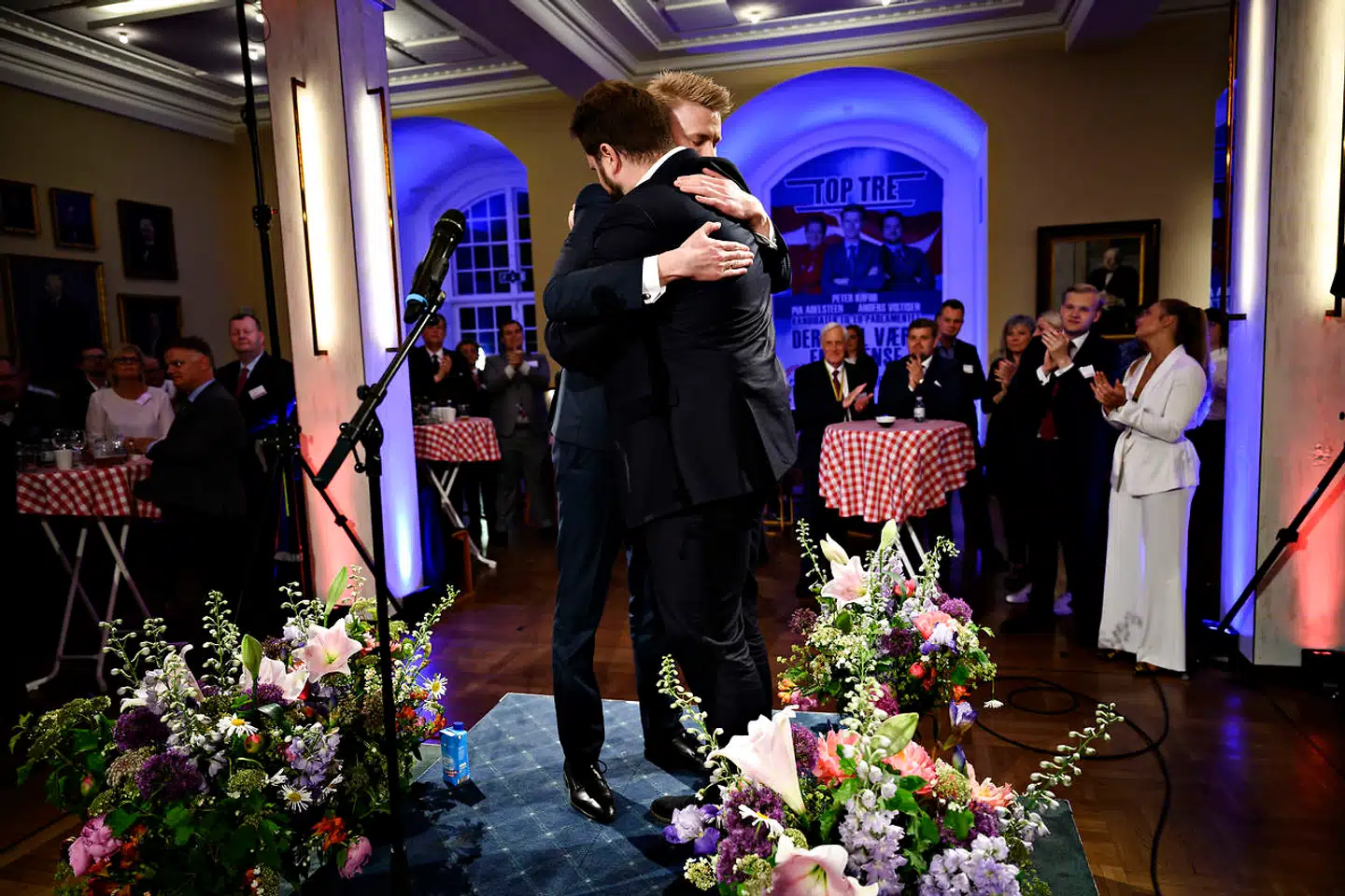 Peter Kofod omfavner Anders Primdahl Vistisen til valgfesten hos DF (Dansk Folkeparti) på Christiansborg i København under Europa-Parlamentsvalget. Foto: Philip Davali/Ritzau Scanpix