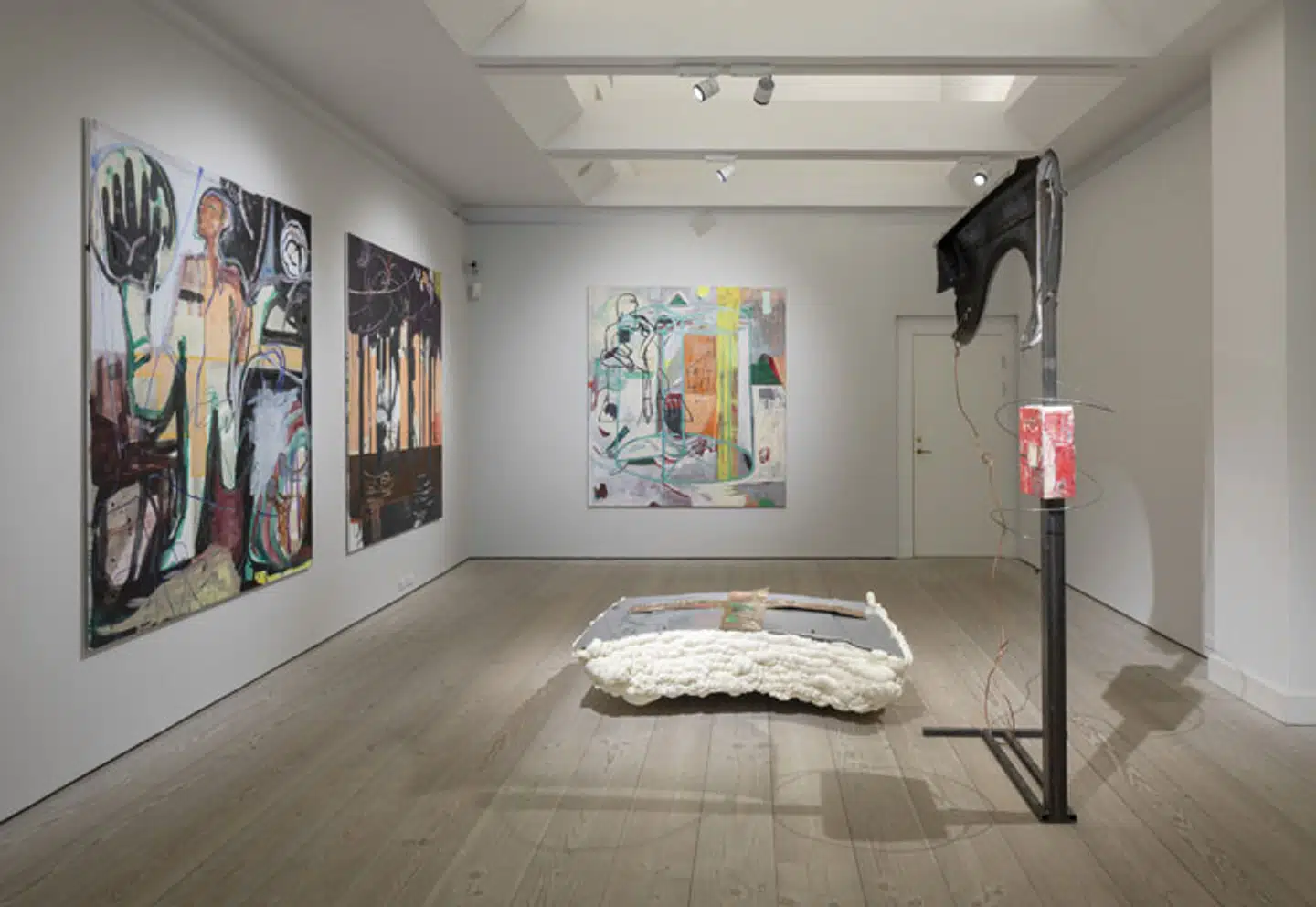 Udsnit af Asger Harbou Gjerdeviks udstilling i Kunstforeningen på Gl. Strand i København. Skulpturer og billeder fulde af energi og af minder om en gammel Volvo.