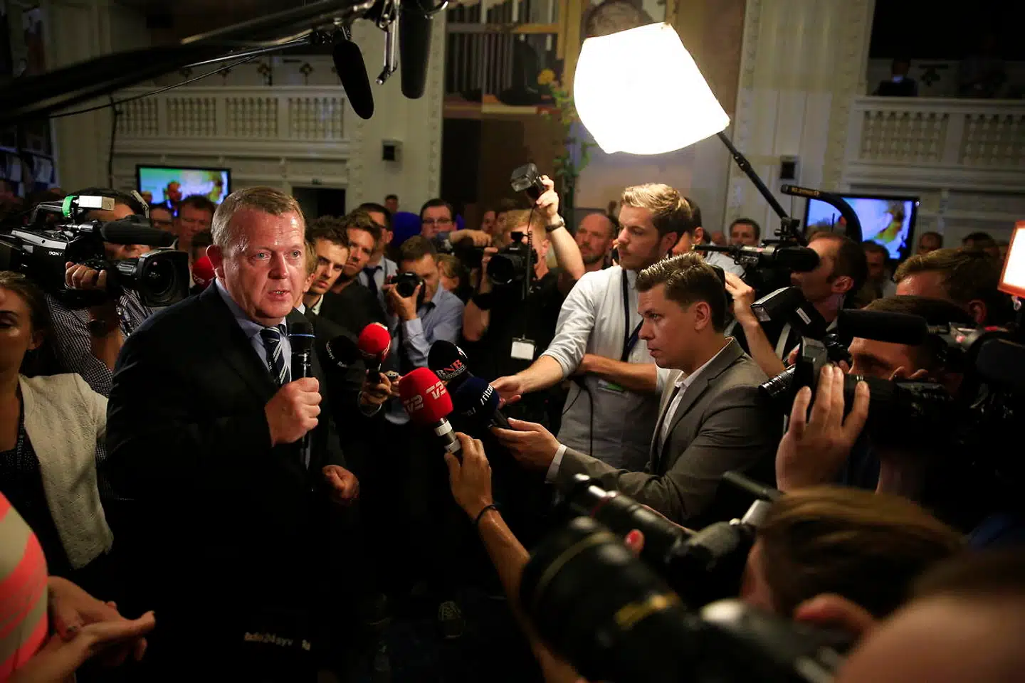 Venstre-formand Lars Løkke Rasmussen var tydeligt berørt, da han holdt tale for sine partifæller på valgaftenen søndag 25. maj 2014. Venstre var gået mærkbart tilbage ved valget til Europa-Parlamentet, der blev afholdt i kølvandet på Løkkes såkaldte tøjsag.
